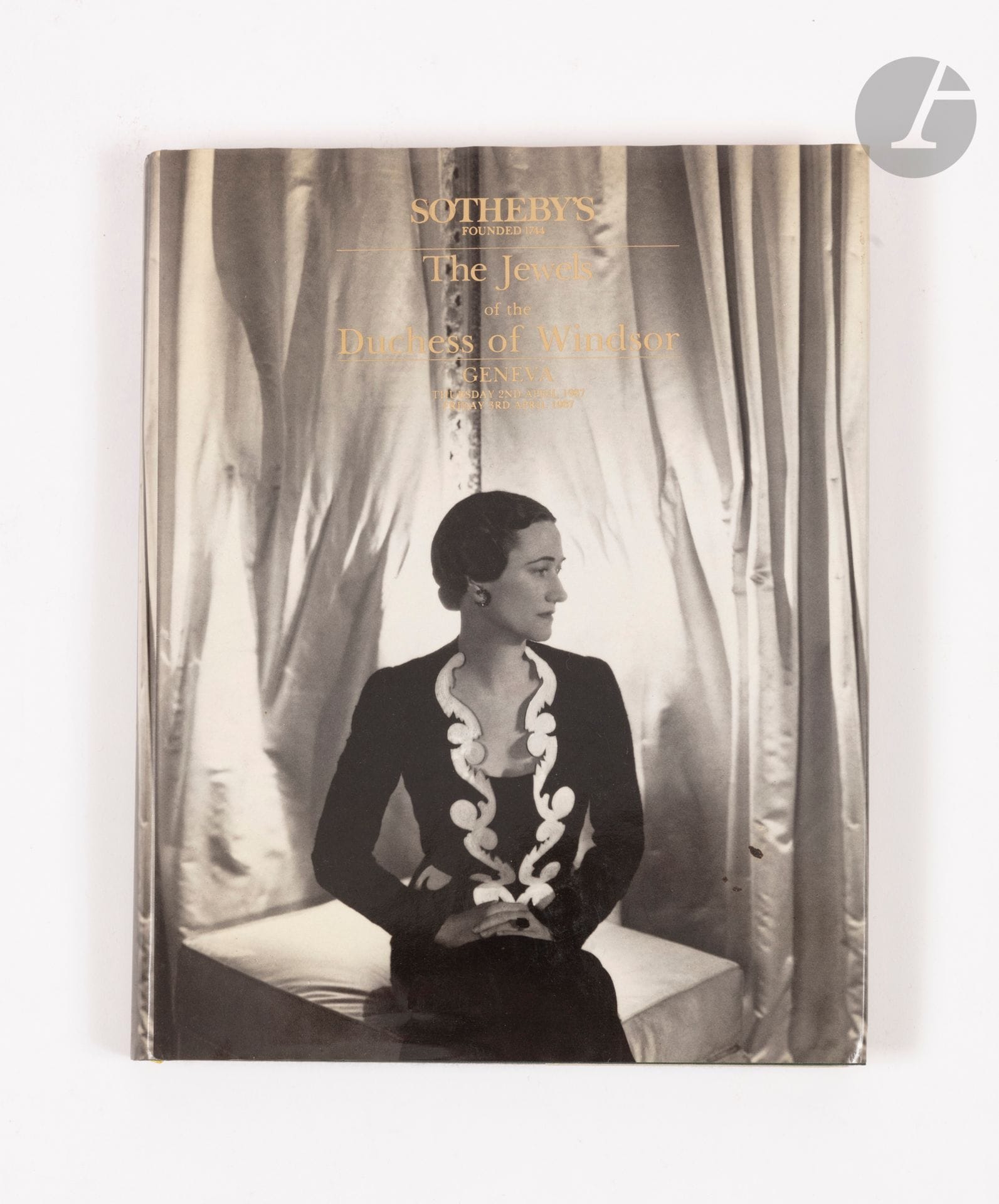 Catalogue de la vente The Jewels of the Duchess of Windsor, Sotheby's, du 2 et 3 avril 1987 (on joint des coupures de journaux concernant la vente) (en l'état)