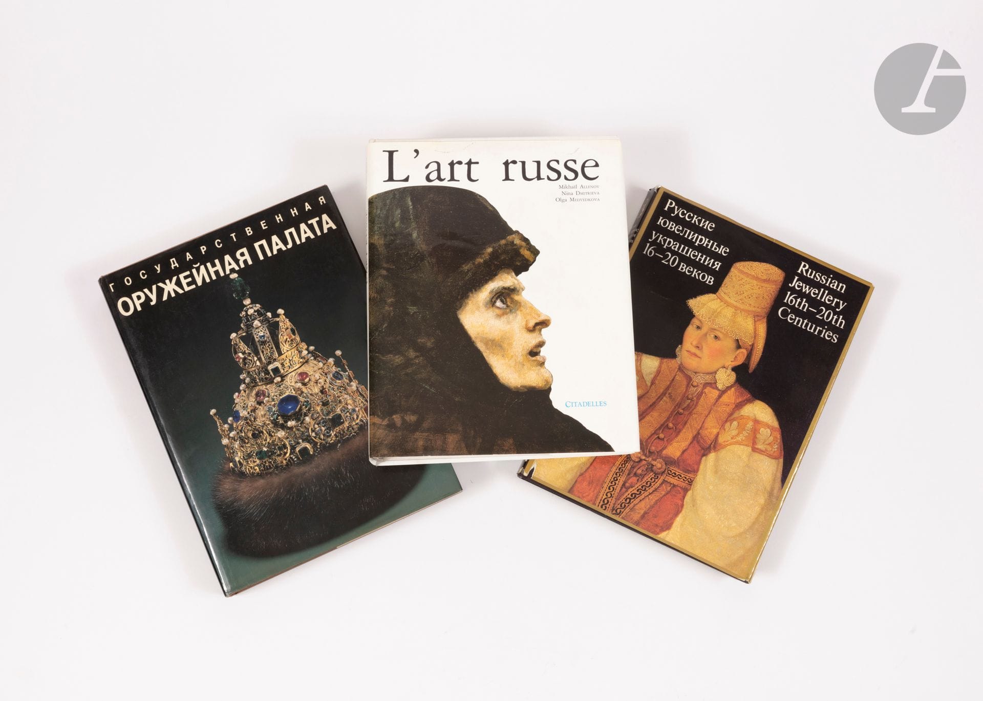 Lot de 3 livres sur les bijoux et l'art russe comprenant : 
- I.A. Bobrovnitzkaä, L.P. Kirillova, M.N. Lartchenko & all, Le Palais des Armures, deuxième édition, Moscou, 1990
- G. Medvedeva, N.Platonova, M. Postnikova-Loseva, G. Smorodinova et N. Troepolskaya, Russian Jewellery 16th-20th Centuries From the collection of the Historical Museum, Moscow, Sovietsky Khudozhnik Publishers, 1987
- Mikhaïl Allenov, Nina Dmitrieva et Olga Medvedkova, L'art russe, éditions Citadelles, Paris 1991
(en l'état)