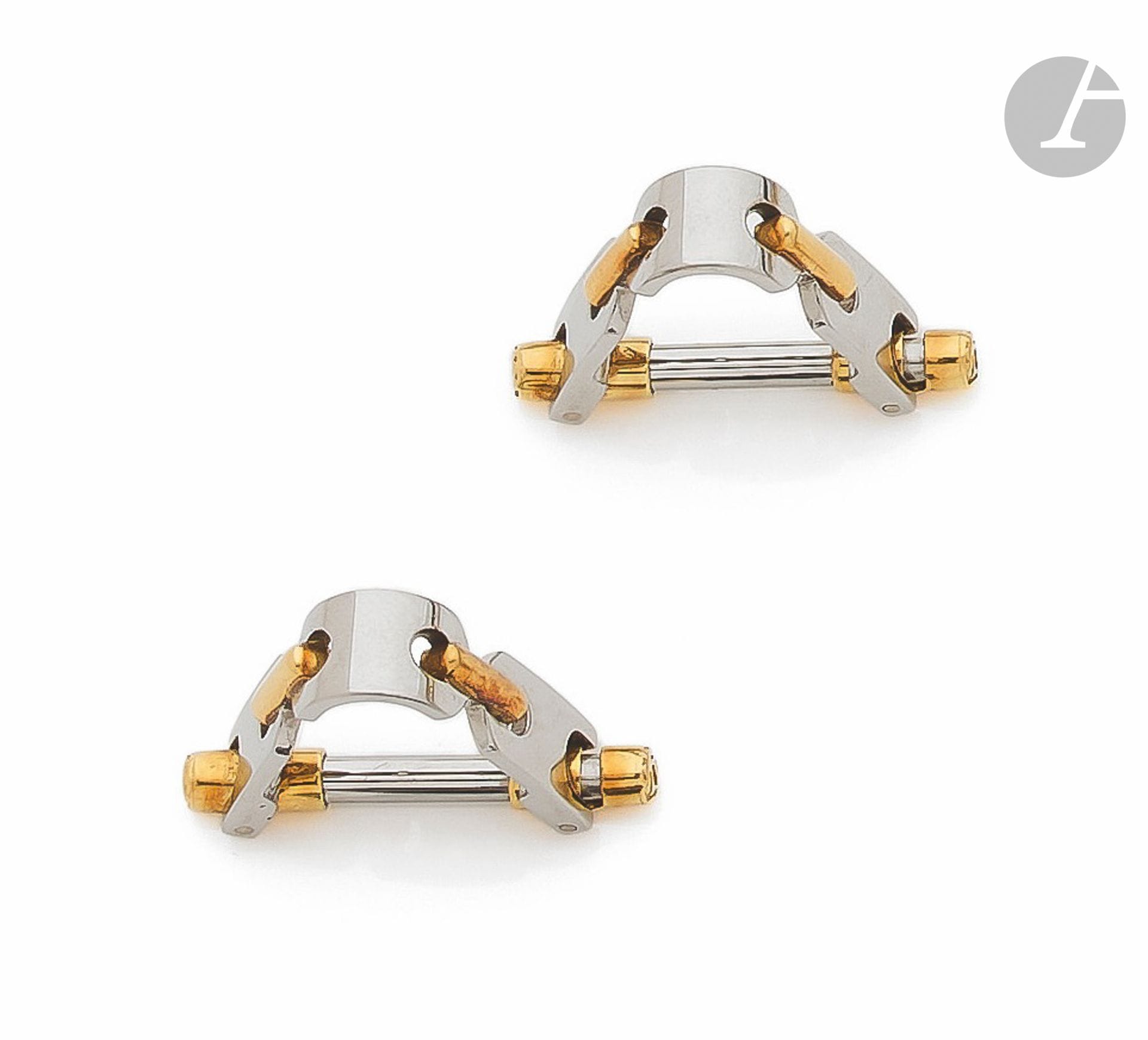 CARTIER
Paire de boutons de manchettes en acier et en or 18K (750). Signés et numérotés. Travail français des années 1980. Conservés dans leur écrin. Poids brut : 7,2 g

A Cartier 1980 pair of cufflinks