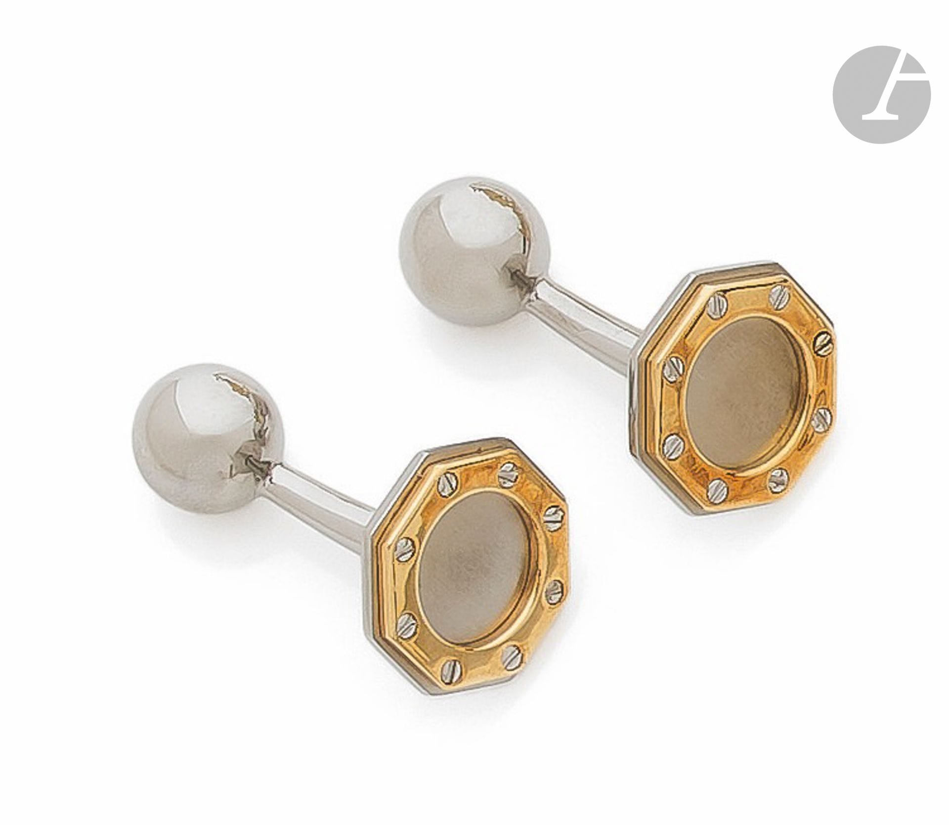 CARTIER
Paire de boutons de manchettes en acier et en or 18K (750), modèle Santos. Signés et numérotés. Travail des années 1980. Conservés dans leur écrin. Poids brut : 8,8 g

A Cartier Santos pair of cufflinks