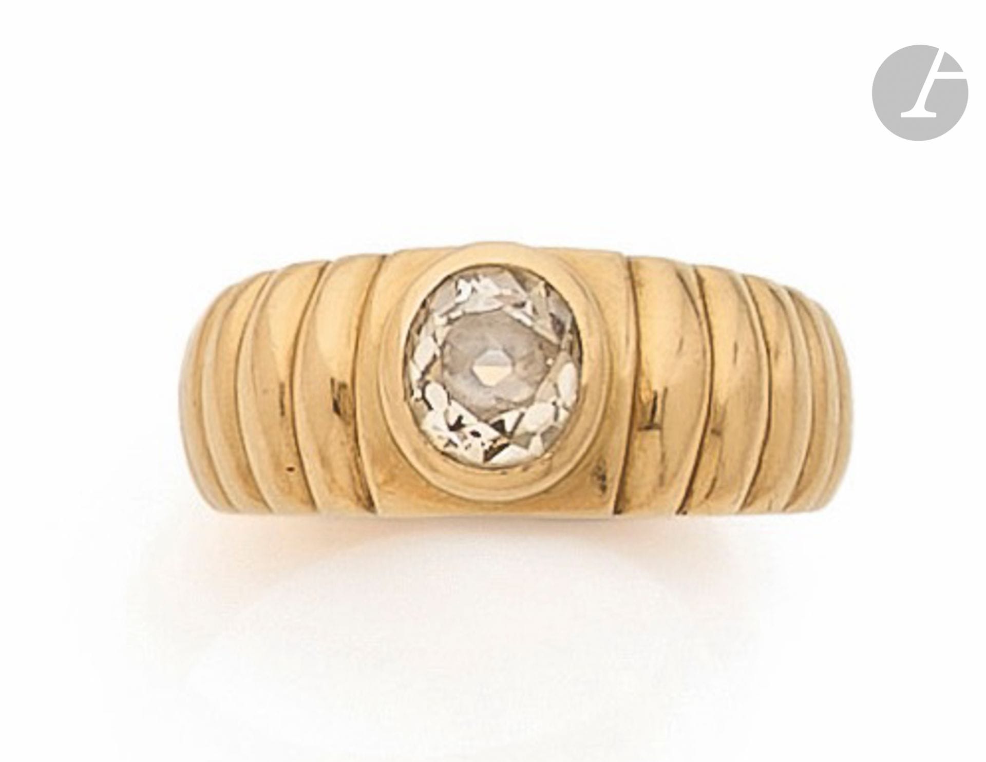 18K (750) gold ring, gadrooned, set with an old-cut oval diamond. Finger size: 58. Gross weight: 9.3 g (chips)

An old cut oval diamond ring