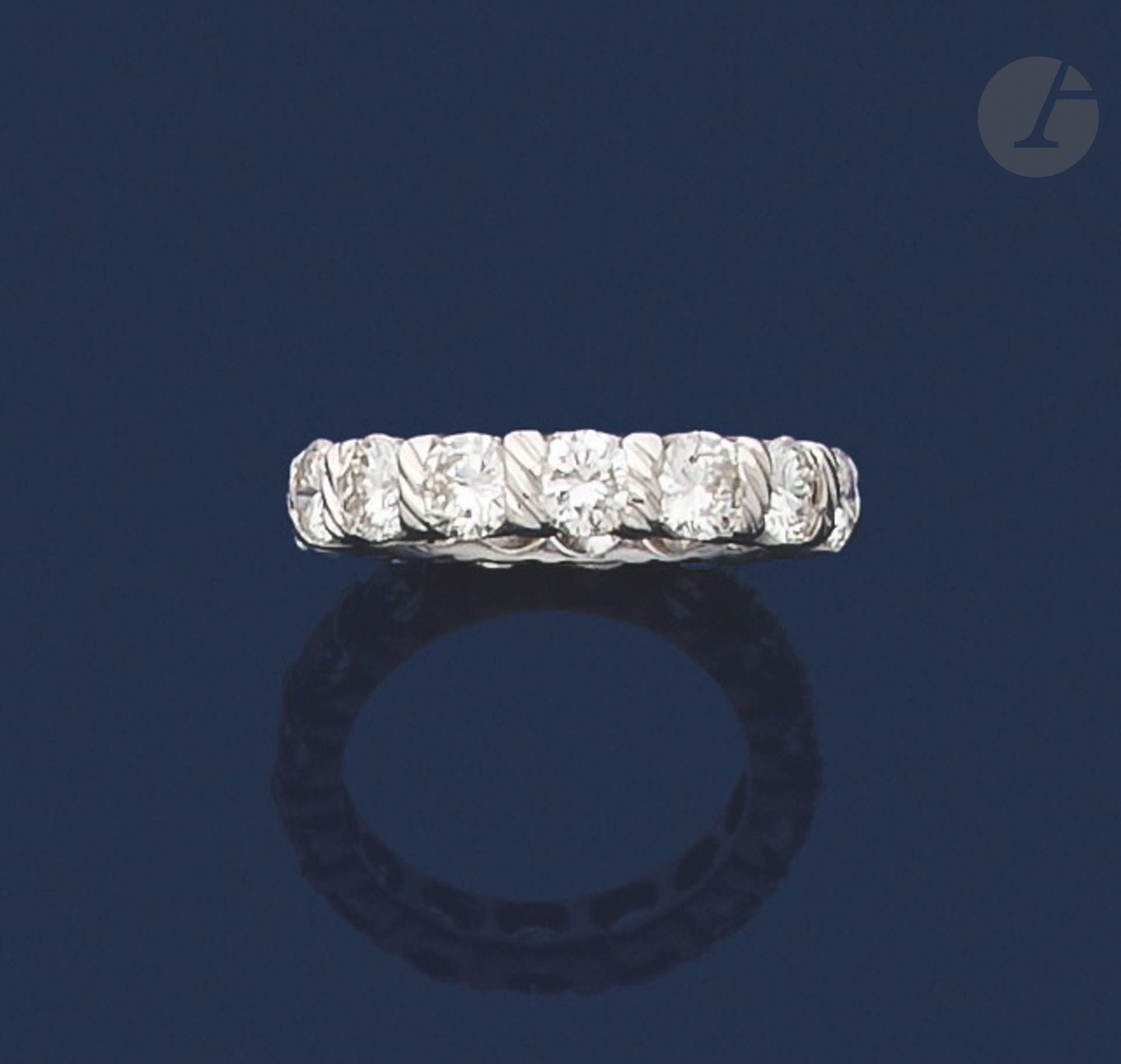 Alliance en or gris 18K (750), entièrement sertie de diamants ronds de taille brillant. Tour de doigt : 51. Poids brut : 4,4 g

A diamonds eternity ring