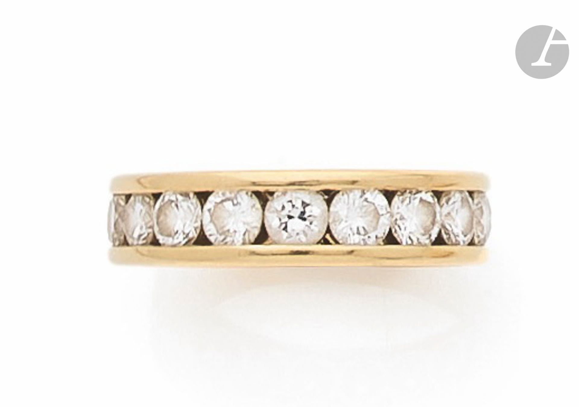 American wedding band in 18K (750) gold, entirely set with round brilliant-cut diamonds. Finger size: 49/50. Gross weight: 5.6 g (bumps)

A diamonds eternity ring