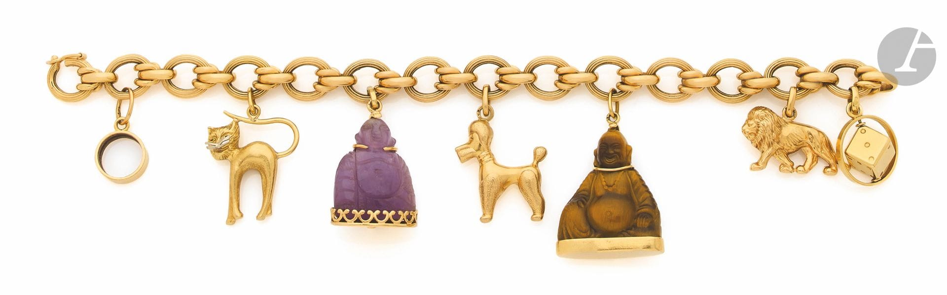 18K (750) gold bracelet, articulated with oval links, studded with 18K (750) gold charms: a playing dice, a lion, a tiger's eye Buddha, a poodle, an amethyst Buddha, a cat and a ring. Work of the 1960s. Length: approx. 20 cm. Gross weight: 48.9 g

A 1960 charms bracelet