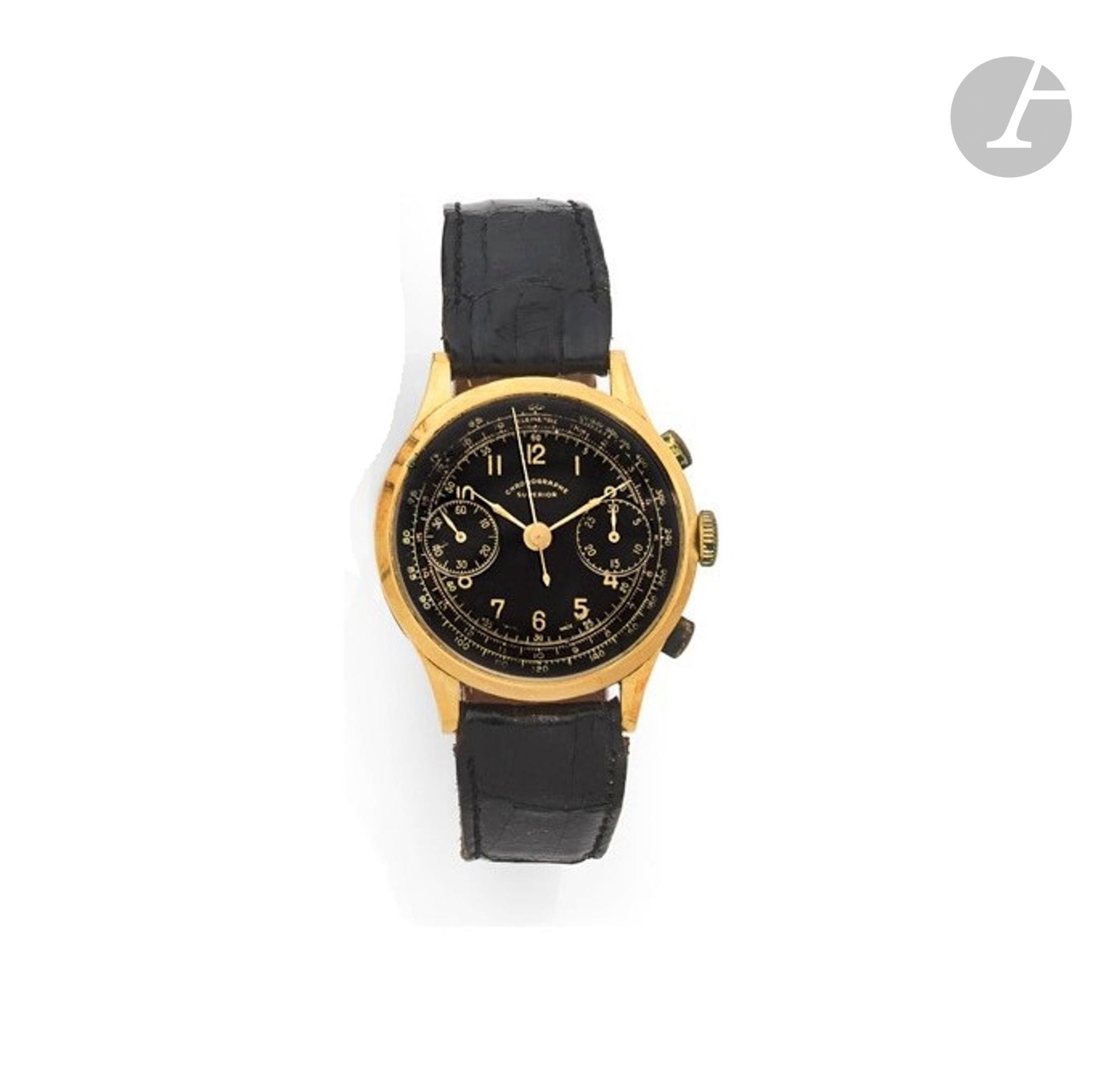 CHRONOGRAPHE SUPERIOR
ANNÉES 40
Montre bracelet en or jaune 18K (750) sur cuir.?Travail suisse.
Boîtier : rond.
Fond à pression, poussoirs olive.
Cadran : laqué noir, écritures dorées, index chiffres arabes, graduations tachymétrique et télémétrique (rouge), deux compteurs.
Mouvement : mécanique à roue à colonnes. 
Bracelet : cuir avec boucle ardillon rapportée. 
Numérotée 1228. 
Diam. 36 mm.
Poids brut : 45,43 g
(Choc carrure, usures poussoirs)