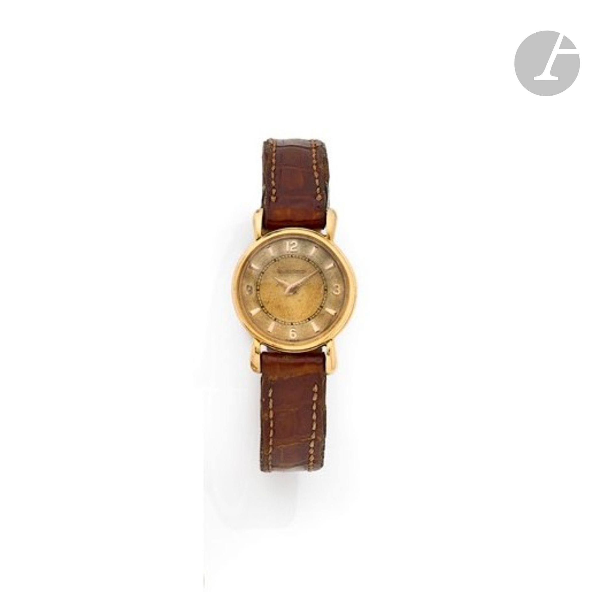 JAEGER LECOULTRE
DUOPLAN
YEARS 60
Small wristwatch in 18K (750) yellow gold on leather.
Case: round, gadrooned, winding mechanism on back, stamped E.J. (Edmond Jaeger). 
Dial: two-tone patinated gold, applied hour-markers, dauphine hands.
Movement: mechanical duoplan. 
Strap: leather with 18K yellow gold buckle.
Signed and numbered 124980.
Diameter: 20 mm.
Gross weight: 15.92 g.