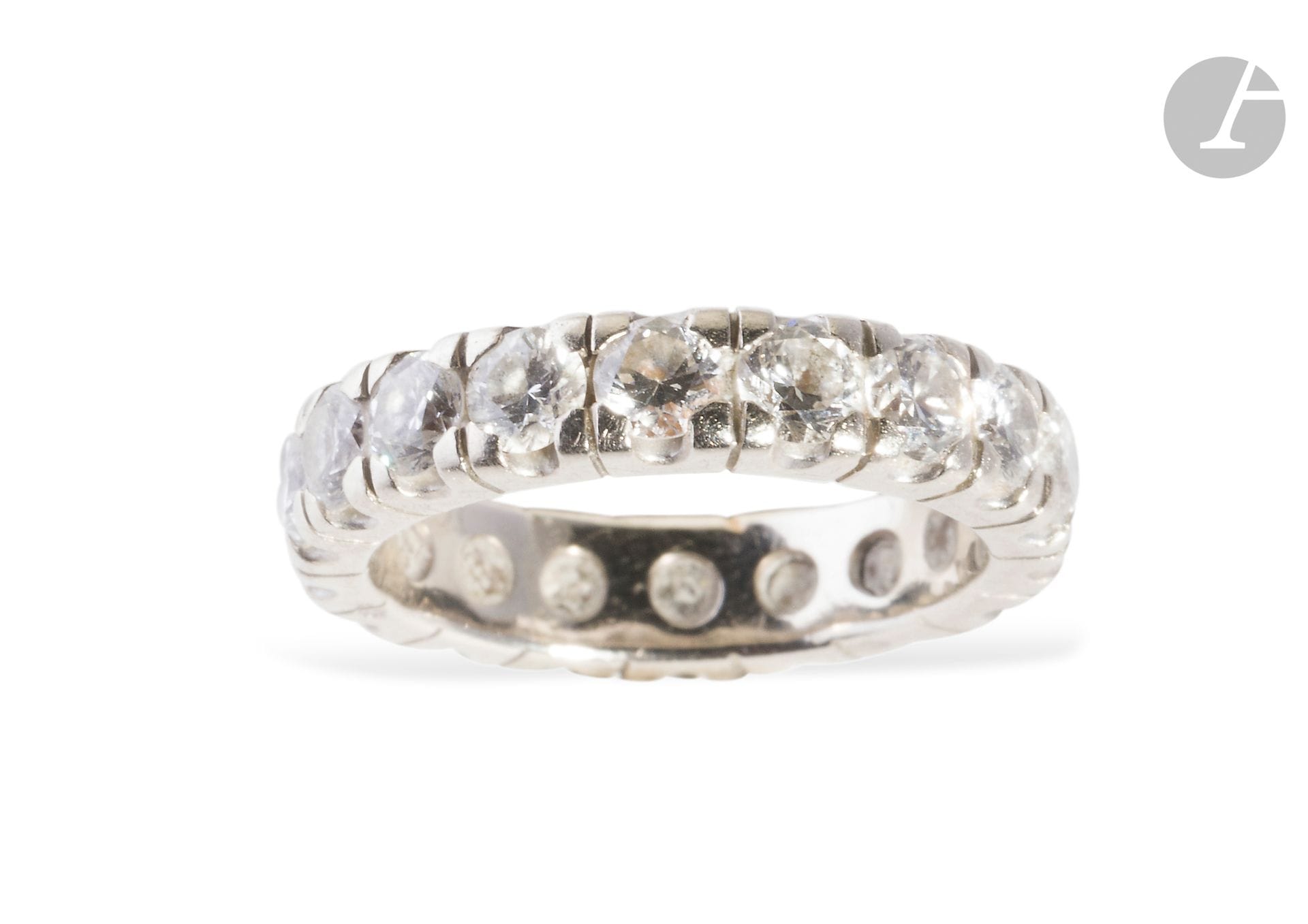American wedding band in 18K (750) white gold, entirely set with round brilliant-cut diamonds. Finger size: 46 Gross weight: 4.2 g

A diamonds eternity diamonds ring