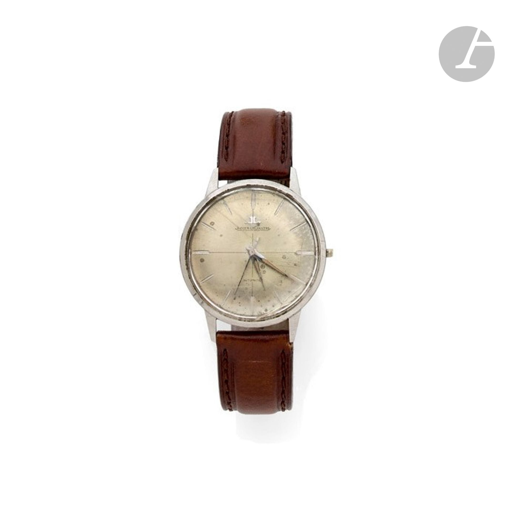 JAEGER LECOULTRE
ANNÉES 60
Montre bracelet en acier sur cuir.
Boîtier : rond, fond vissé, manque la couronne, verre fêlé.
Cadran : argenté à secteurs piqués, index bâton appliqués, aiguilles dauphine, seconde centrale.
Mouvement : automatique. 
Bracelet : cuir avec boucle ardillon rapportée. 
Signée et numérotée 851485
Diam. 35 mm.