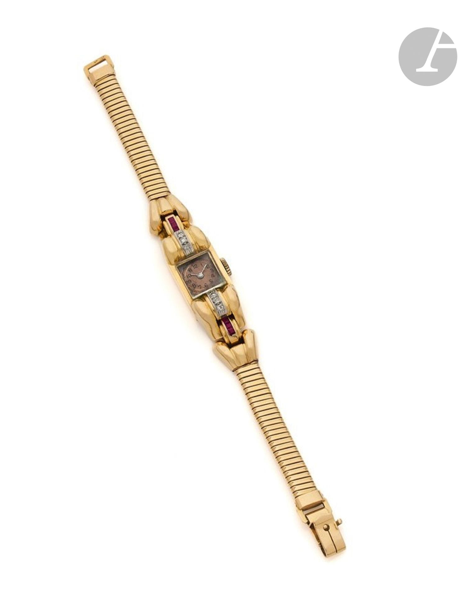 ANONYME
ANNÉES 40
Montre bracelet de dame en or jaune 18K (750) et platine, travail français. 
Boîtier : rectangulaire " fantaisie ", encadré de rouleaux, ornés de trois petits diamants taillés en rose, montés sur platine et pierres rouges calibrées. 
Cadran : couleur cuivre, index chiffres arabes peints. 
Mouvement : mécanique. 
Bracelet : tubogas, boucle simple. 
Ni signée ni numérotée. 
Diam. 14 mm.  Long. 17,5 cm. ?Poids brut : 34,28 g (29,84 g sans cadran mouvement).
(Usures, en l'état, à réviser)
