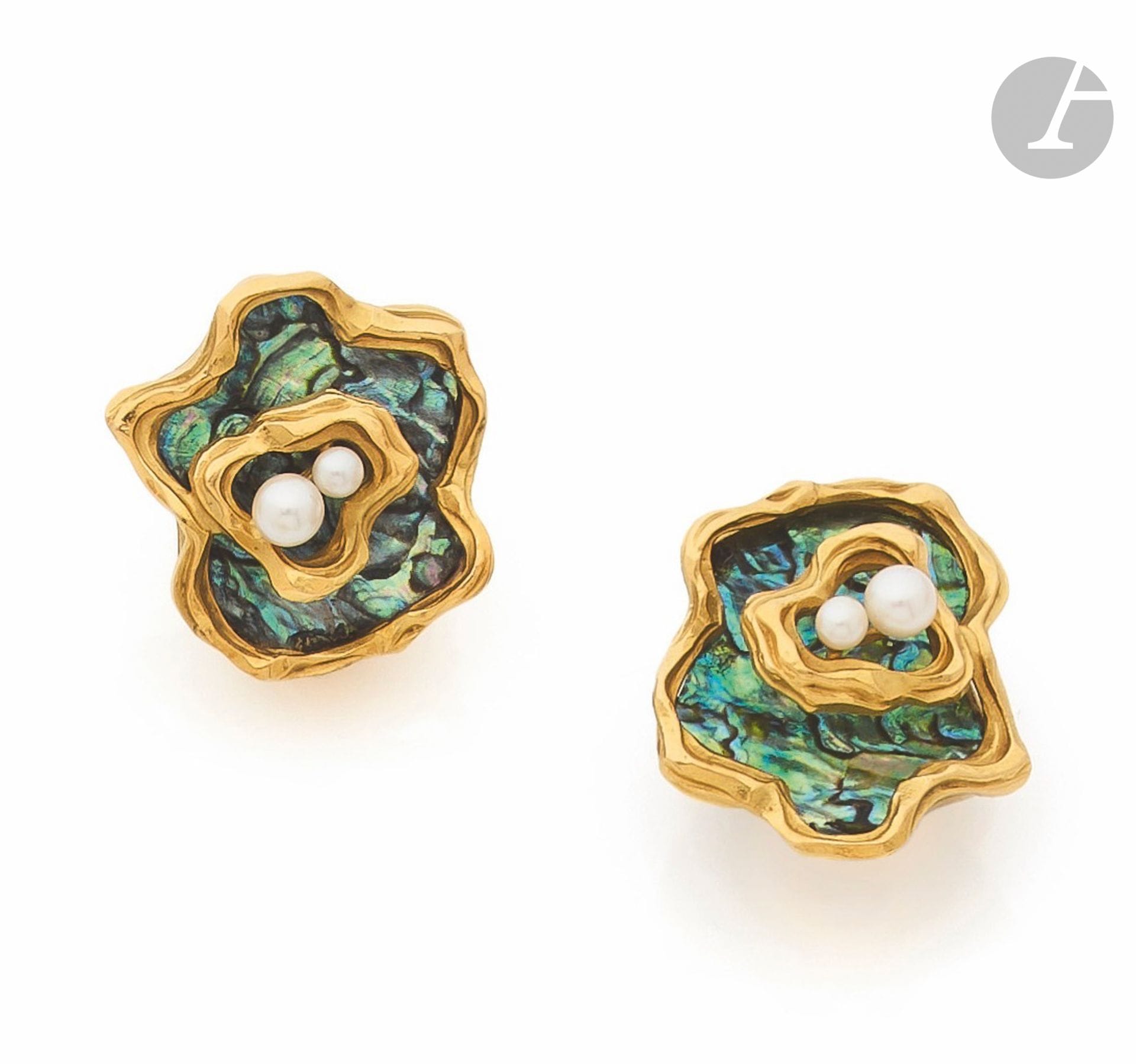 GÜBELIN Paire de motifs d'oreilles en or 18K (750), chacun orné d'une nacre d’haliotis et de deux petites perles de culture. Non signés, poinçon de maître. Travail suisse des années 1970. Dimensions : 2,5 x 2,5 cm environ. Poids brut : 20,6 g (système oreilles non percées) 

A Gübelin 1970 black mother-of-pearl and cultured pearl pair of earrings