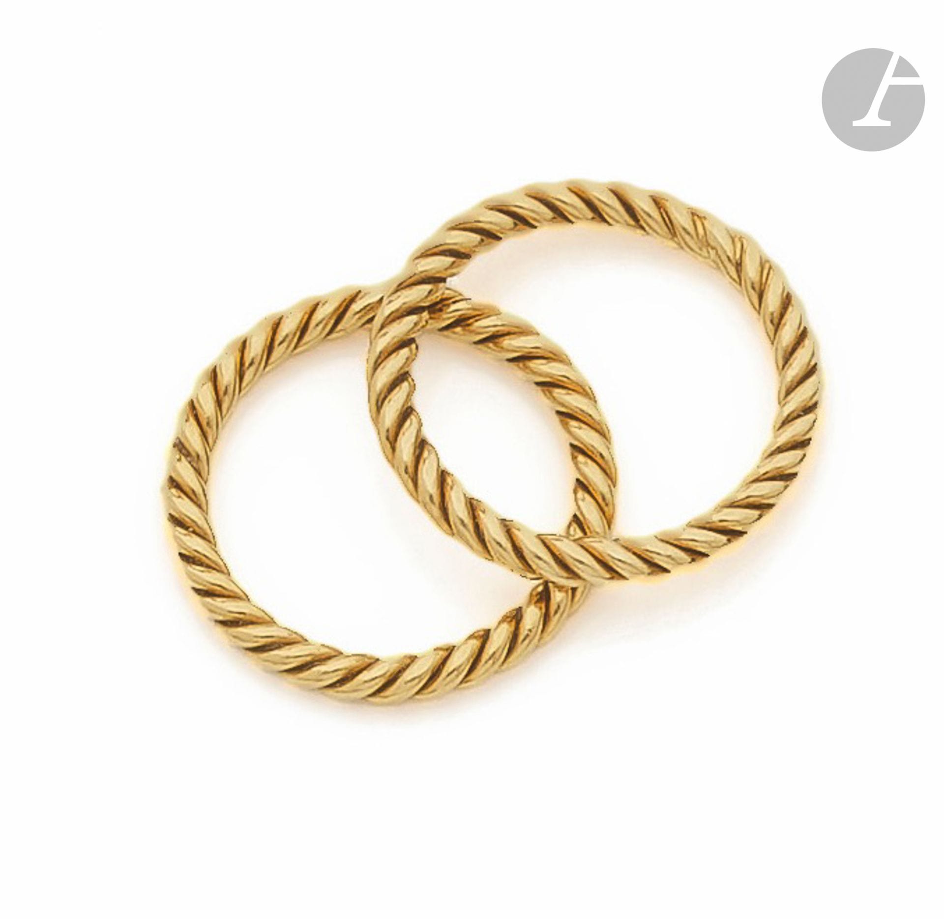 Suite de deux alliances en or 18K (750) torsadé. Tour de doigt : 54. Poids : 7,3 g

A set of 2 gold rings