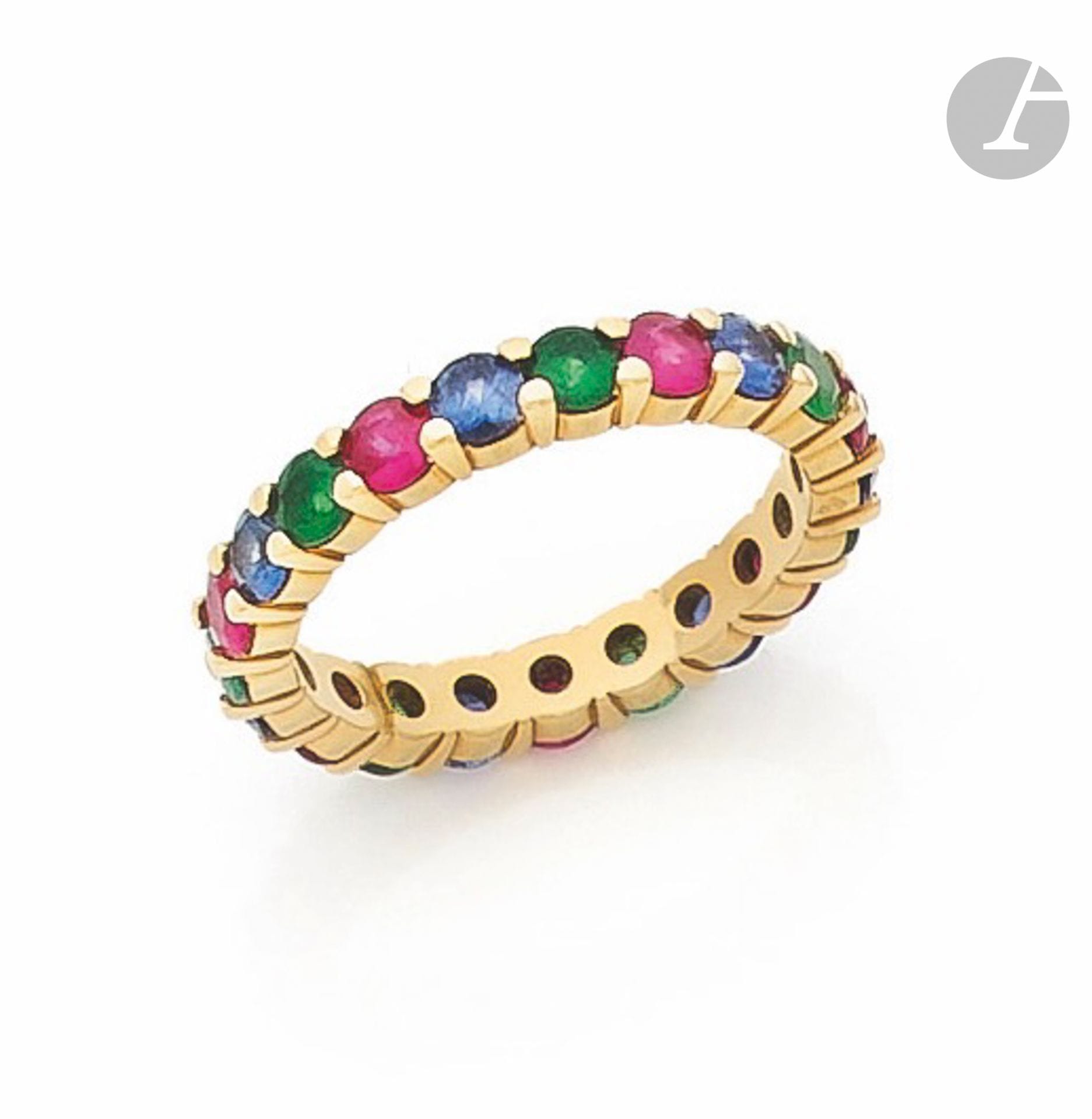 Alliance américaine en or 18K (750), entièrement sertie de rubis, saphirs et émeraudes alternés. Tour de doigt : 53/54. Poids brut : 4 g (égrisures, chocs)

A sapphires, rubies and emerald eternity ring