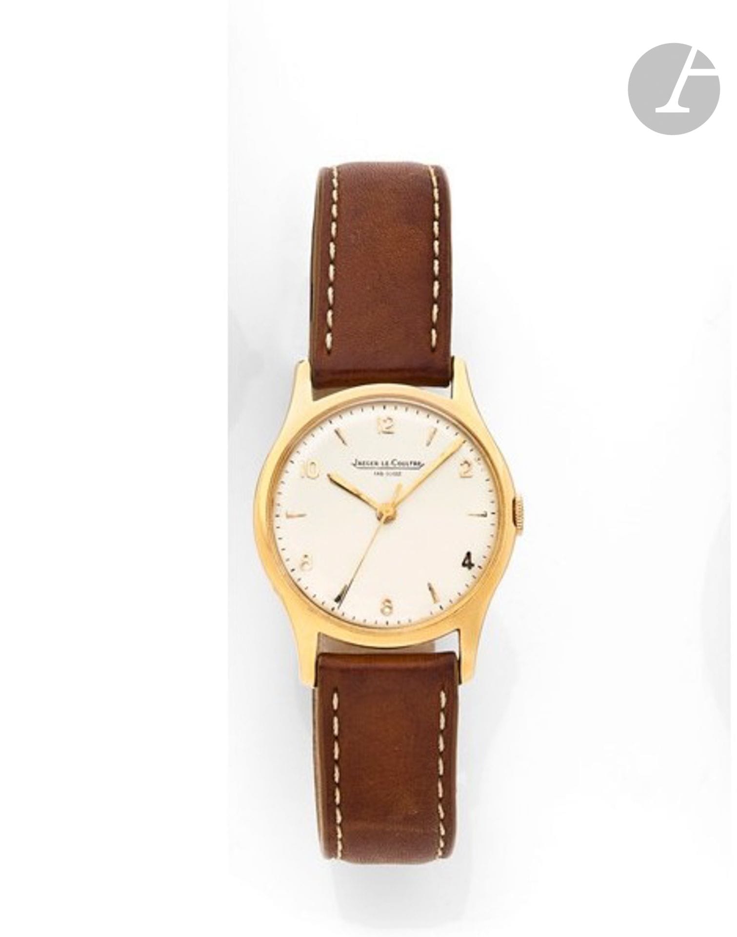 JAEGER LECOULTRE
ANNÉES 50
Montre bracelet en or jaune 18K (750) sur cuir.
Boîtier : rond, poinçon français, non signé.
Cadran : argenté " Fab Suisse ", index épi et chiffres arabes appliqués, aiguilles glaive, seconde centrale.
Mouvement : mécanique, fausses cotes, cal. P800 C. 
Bracelet : cuir avec boucle ardillon rapportée.
Cadran et mouvement signés. 
Numérotée 121126. 
Diam. 30 mm.
Poids brut : 31,47 g.