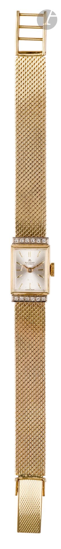BUCHERER
ANNÉES 50
Montre bracelet de dame en or jaune 18K (750) et diamants.
Boîtier : rectangulaire en or jaune, encadré de deux barrettes serties d'une ligne de diamants montés sur or gris. 
Cadran : argenté, index appliqués. 
Mouvement : mécanique.
Bracelet : intégré en or jaune tissé, boucle simple.?Cadran, boîtier et mouvement signés. 
Numérotée 49126. 
Dim. 21 x 12 mm - Long. : 15,5 cm.
Poids brut : 25,58 g.