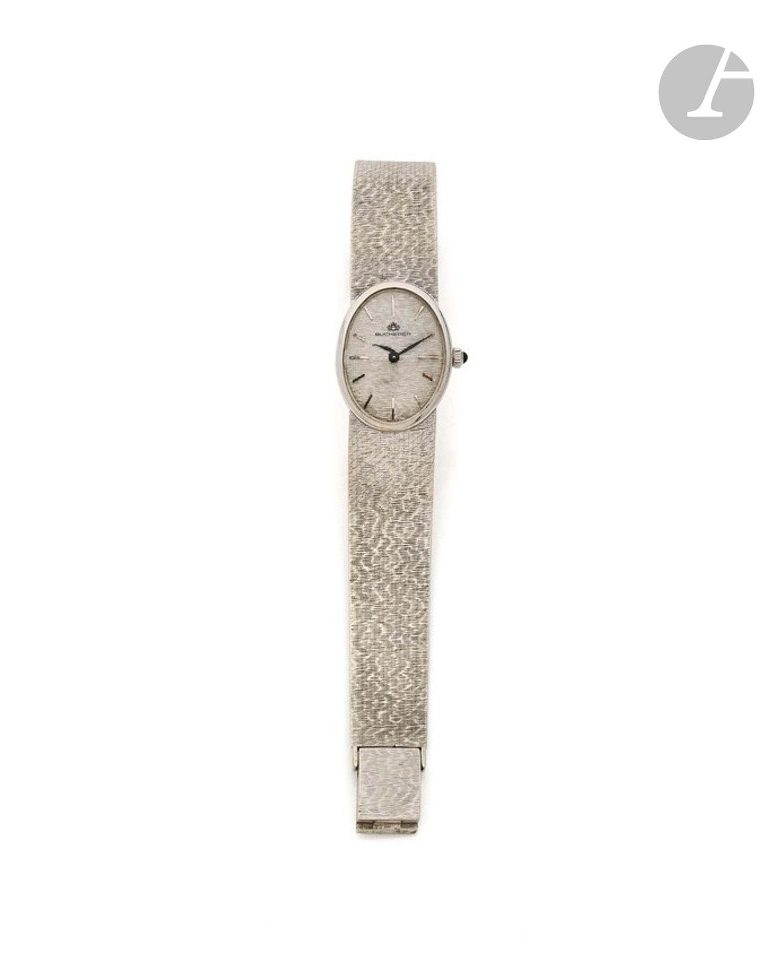 BUCHERER
ANNÉES 70
Montre bracelet de dame en or gris 18K (750)
Boîtier : ovale.
Cadran : gris guilloché, index bâton appliqués.
Mouvement : mécanique
Bracelet : or gris satiné, boucle simple. 
Signée et numérotée 1289. 
Dim. 27 x 22 mm. 
Long. : 16,5 cm. 
Poids brut : 54,35 g. 
Avec : un écrin, signé Fred. 
(Aiguille des heures tordue.)