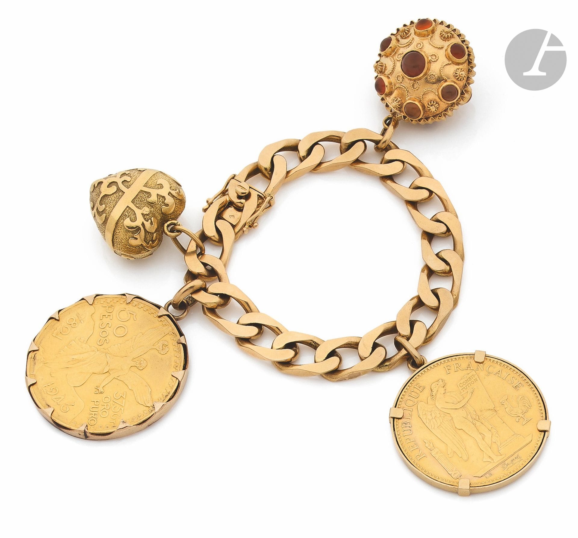 Bracelet maillons gourmettes en or 18K (750), retenant en pampilles : une breloque en or 18K agrémentée de cornalines cabochons, une pièce de 100 Francs or, une pièce de 50 Pesos montée en or 14K (585) et un cœur. Travail français des années 1950. Longueur : 19 cm environ. Poids brut : 155,2 g 

A French 1950 charms bracelet