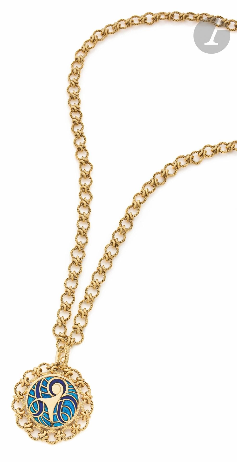 Collier en or 18K (750), articulé d'anneaux torsadés, centré d'une médaille amovible ornée de motifs abstraits émaillés. Travail français des années 1970. Longueur : 72 cm environ. Diamètre : 4,5 cm environ. Poids brut : 89,3 g

A French 1970 necklace