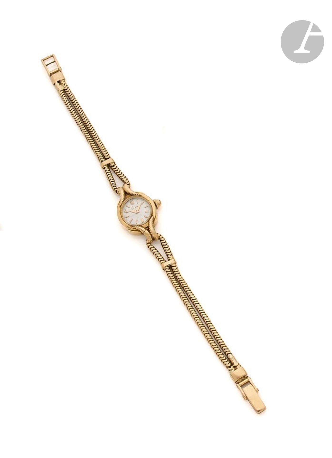 ESKA
ANNÉES 40
Montre bracelet de dame en or jaune 18K (750). Travail français.
Boîtier : ovale.
Cadran : argenté.
Mouvement : mécanique, swiss. 
Bracelet : double cordon tubogas en or jaune, boucle simple, non signée.
Cadran, boîtier et mouvement signés. 
Numérotée 344008. 
Dim. 18 x 16 mm.
Poids brut : 25,75 g. 
(Usures et cassures)