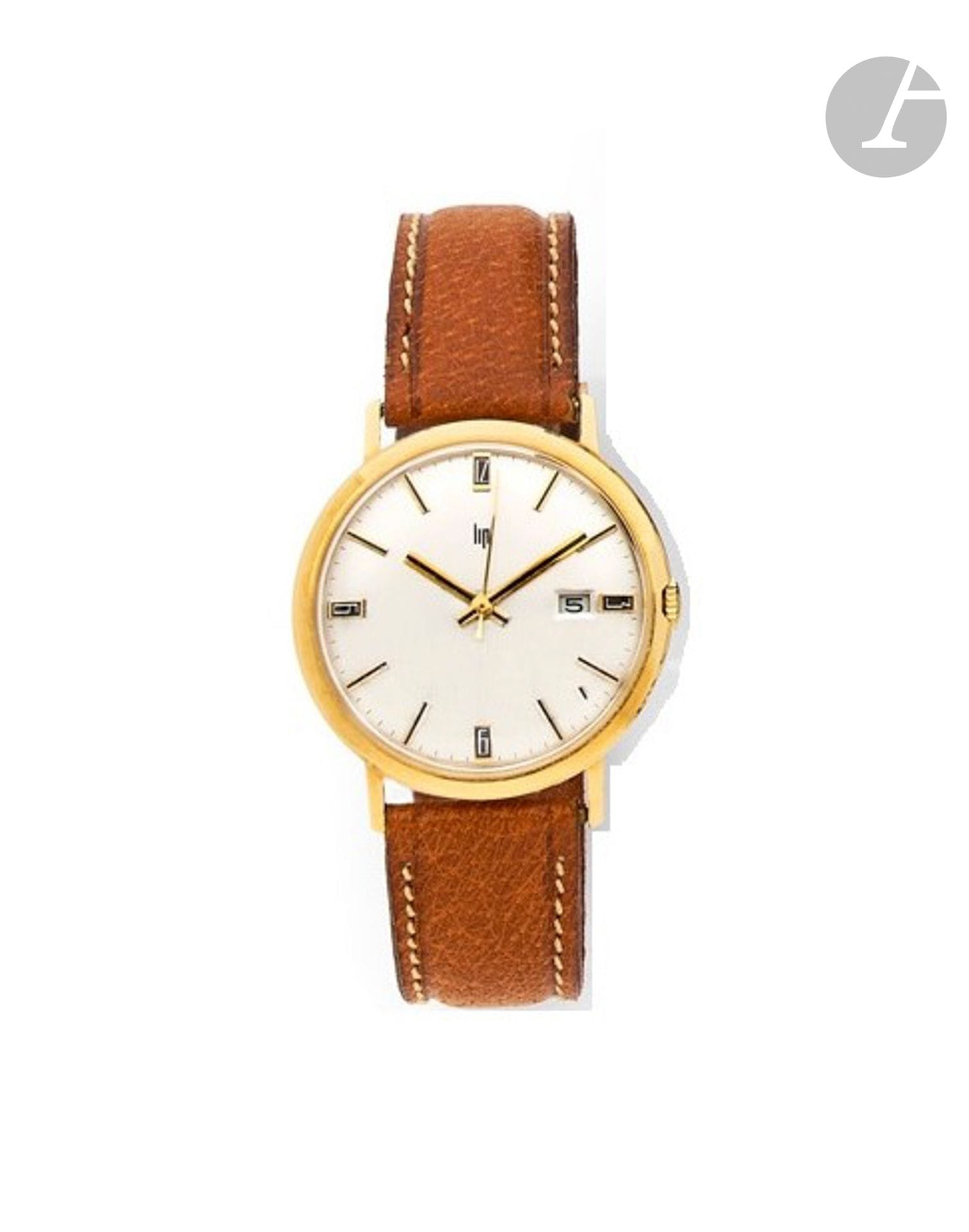 LIP
CLASSIQUE
ANNÉES 60
Montre bracelet en or jaune 18K (750) sur cuir.
Boîtier : rond, double fond métal doré.
Cadran : argenté et brossé, index bâton appliqués, les quarts dans des cartouches, aiguilles spatule, seconde centrale et guichet dateur.
Mouvement : mécanique, cal. 21600 INT. 
Bracelet : cuir avec boucle ardillon rapportée, joint un second neuf. 
Signée et numérotée 44558. 
Diam. 33 mm.
Poids brut : 33,39 g. 
Avec : écrin, signé Lip.
