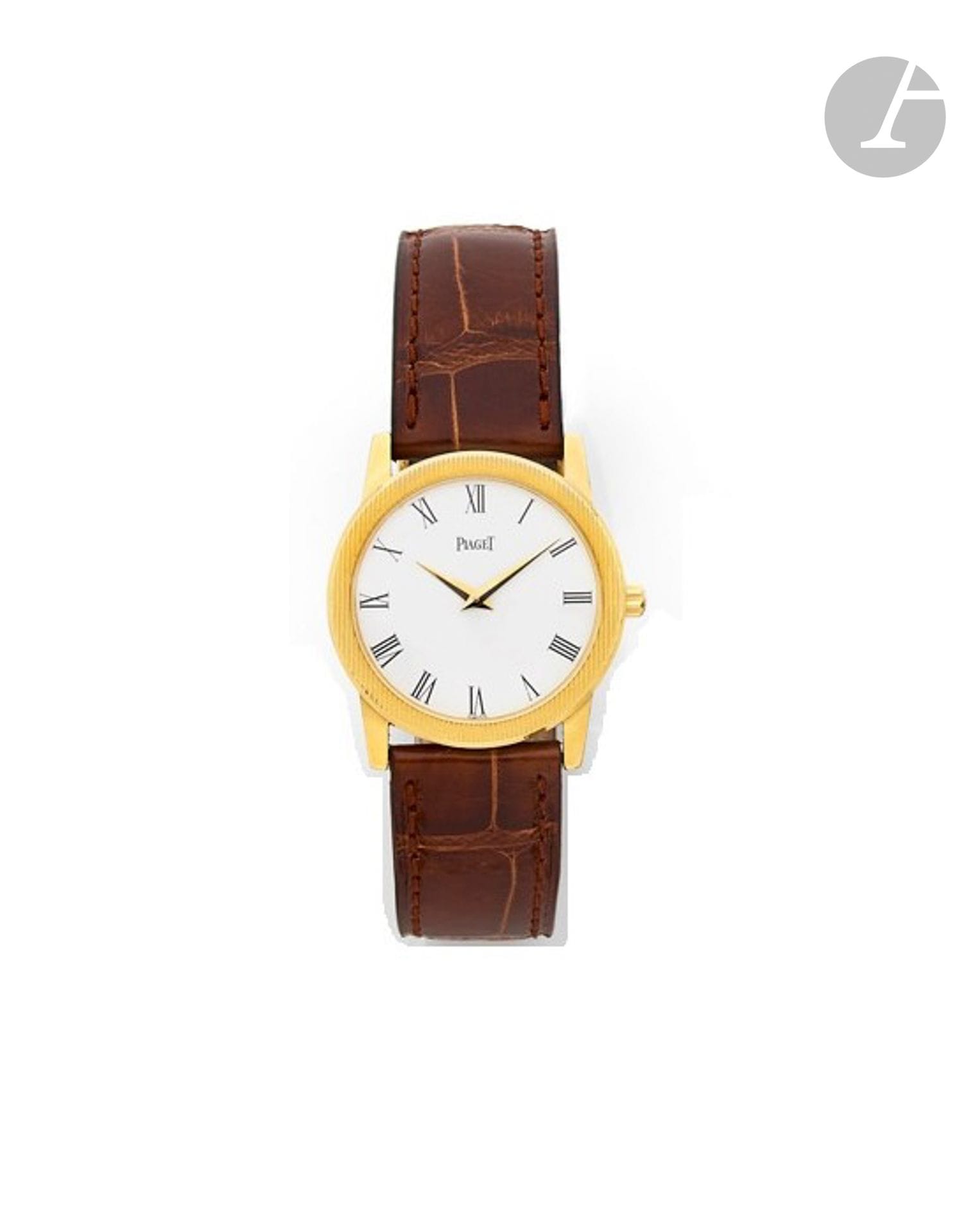 PIAGET
REF. 5894. 
ANNÉES 90
Montre bracelet en or jaune 18K (750)  sur cuir.
Boîtier : rond, fermeture à vis, lunette striée.
Cadran : blanc, index chiffres romains peints, aiguilles dauphine.
Mouvement : quartz. 
Bracelet : cuir avec boucle ardillon rapportée. 
Signée et numérotée 627873. 
Diam. 31 mm.
Poids brut : 41,72 g. 
(Pile à changer, fonctionnement non garanti, couronne à revoir)