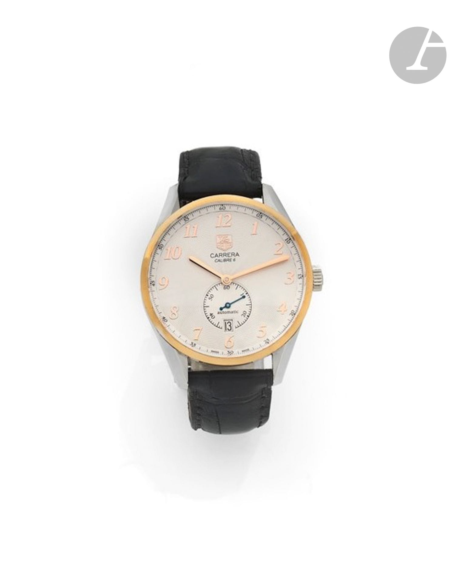 TAG HEUER
CARRERA. CALIBRE 6. REF. WAS 2151. 
Montre bracelet en acier et or jaune 18K (750) sur cuir.
Boîtier : rond en acier, lunette en or jaune, fond vissé saphir, étanche 100 m.
Cadran : argenté et guilloché rayonnant, index chiffres arabes appliqués, rehaut gradué minutes, petite seconde et date à 6h. 
Mouvement : automatique, calibre 6. 
Bracelet : cuir avec boucle déployante en acier signée.
Cadran, boîtier et mouvement signés. 
Numérotée RAT1067. 
Diam. 39 mm.