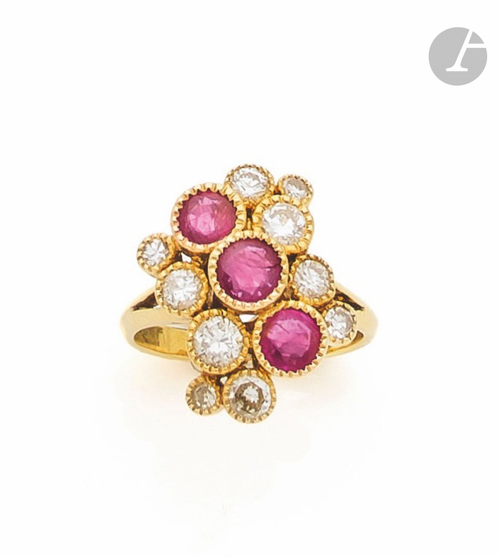 Bague en or 18K (750), sertie de 3 rubis ronds facettés et de diamants ronds de taille ancienne, 8/8 ou modernes. Tour de doigt : 52. Poids brut : 6,6 g (égrisures)

A rubies and diamonds ring