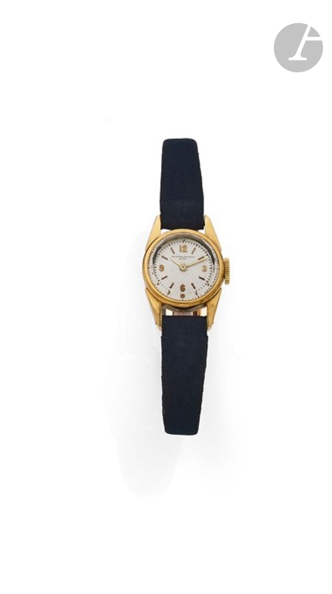 VACHERON CONSTANTIN
ANNÉES 50
Petite montre bracelet de dame en or jaune 18K (750) sur cuir.
Boîtier : rond, double fond (tige remontoir à refixer).
Cadran : argenté, index appliqués.
Mouvement : mécanique. 
Bracelet : cuir avec boucle ardillon en métal doré rapportée. 
Signée et numérotée 37320. 
Diam. 17 mm.
Poids brut : 14,74 g.