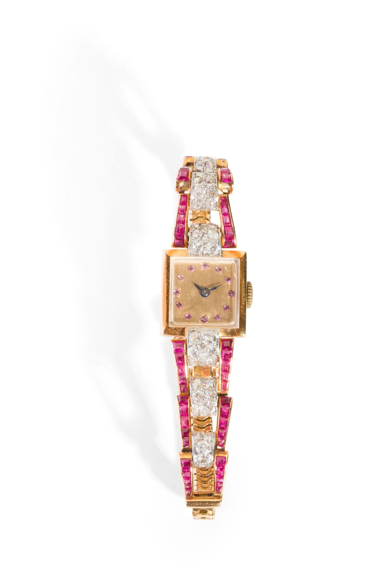 Ladies' watch in 18K (750) gold, square dial, gold bracelet adorned with calibrated rubies and old-cut diamonds. French work of the 1940s. Gross weight: 37.1 g (movement not guaranteed)

A 1940 gold and rubies lady's watch