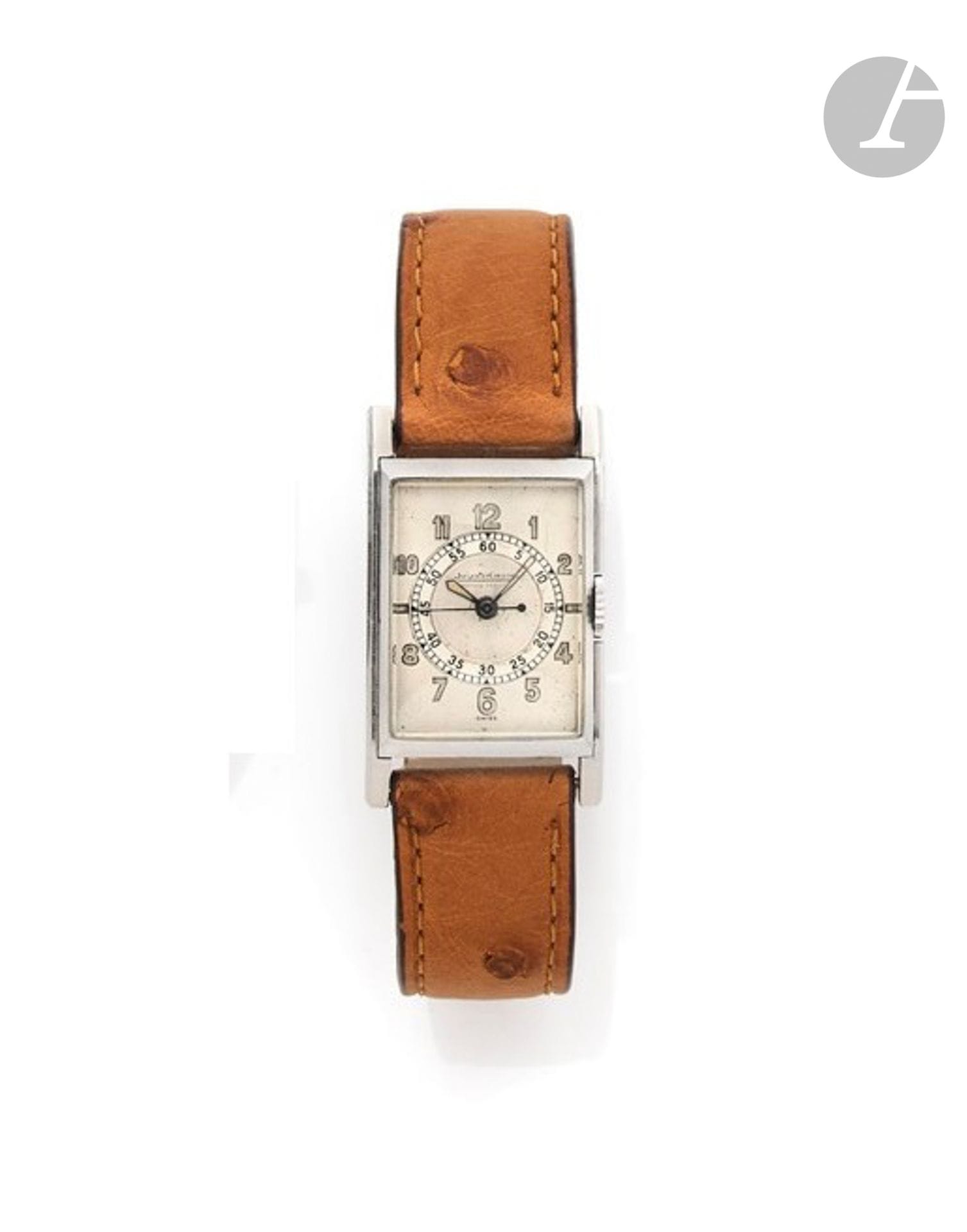 JAEGER LECOULTRE 
ANNÉES 40
Montre bracelet acier sur cuir.
Boîtier : rectangulaire, anses curvex.
Cadran : argenté, " Fabriqué en Suisse ", index chiffres arabes lumineux, centré d'un compteur avec chemin de fer et graduation minutes, aiguilles glaive lumineuses et seconde centrale.
Mouvement : mécanique. 
Bracelet : cuir avec boucle ardillon rapportée. 
Signée et numérotée 331390. 
Dim. 37 x 22 mm.