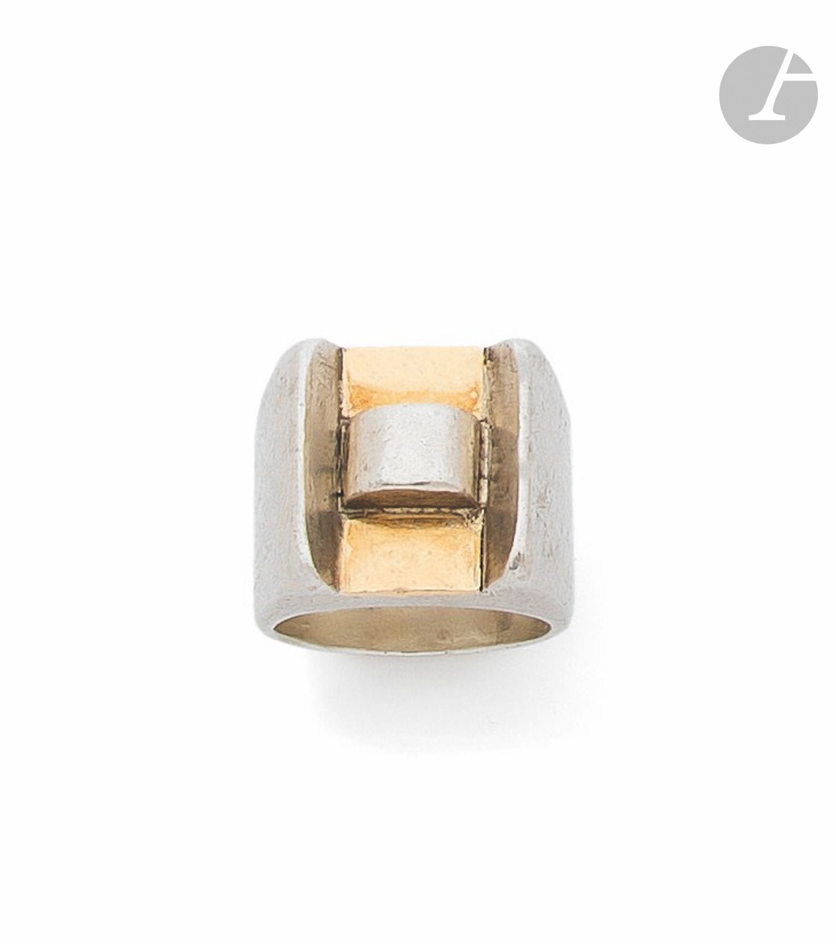 GEORGES FOUQUET
Chevalière in silver, open on a curved motif between two flat gilded silver plates. Signed. Made in 1925. Finger size: 43. Weight: 13.9 g?
A Georges Fouquet silver ring