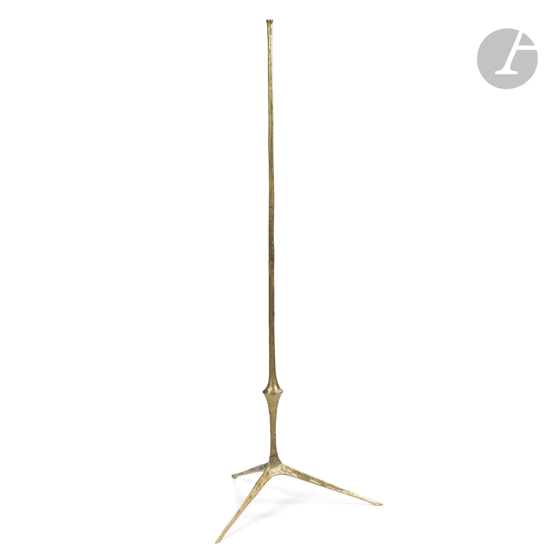FÉLIX AGOSTINI (1910-1980)
Aigle, le modèle créé en [1957]
Pied de lampadaire à piètement tripode.
Épreuve en bronze doré.
Édition ancienne des années 1950-60.
Possiblement une restauration vers la base.
Signé F. AGOSTINI sous de l’un des trois pieds. 
Hauteur: 138cm

Important:
Nous remercions Mme Dominique Kerguenne, fille de l’artiste, pour les informations qu’elle nous a livrées au sujet de cette œuvre.