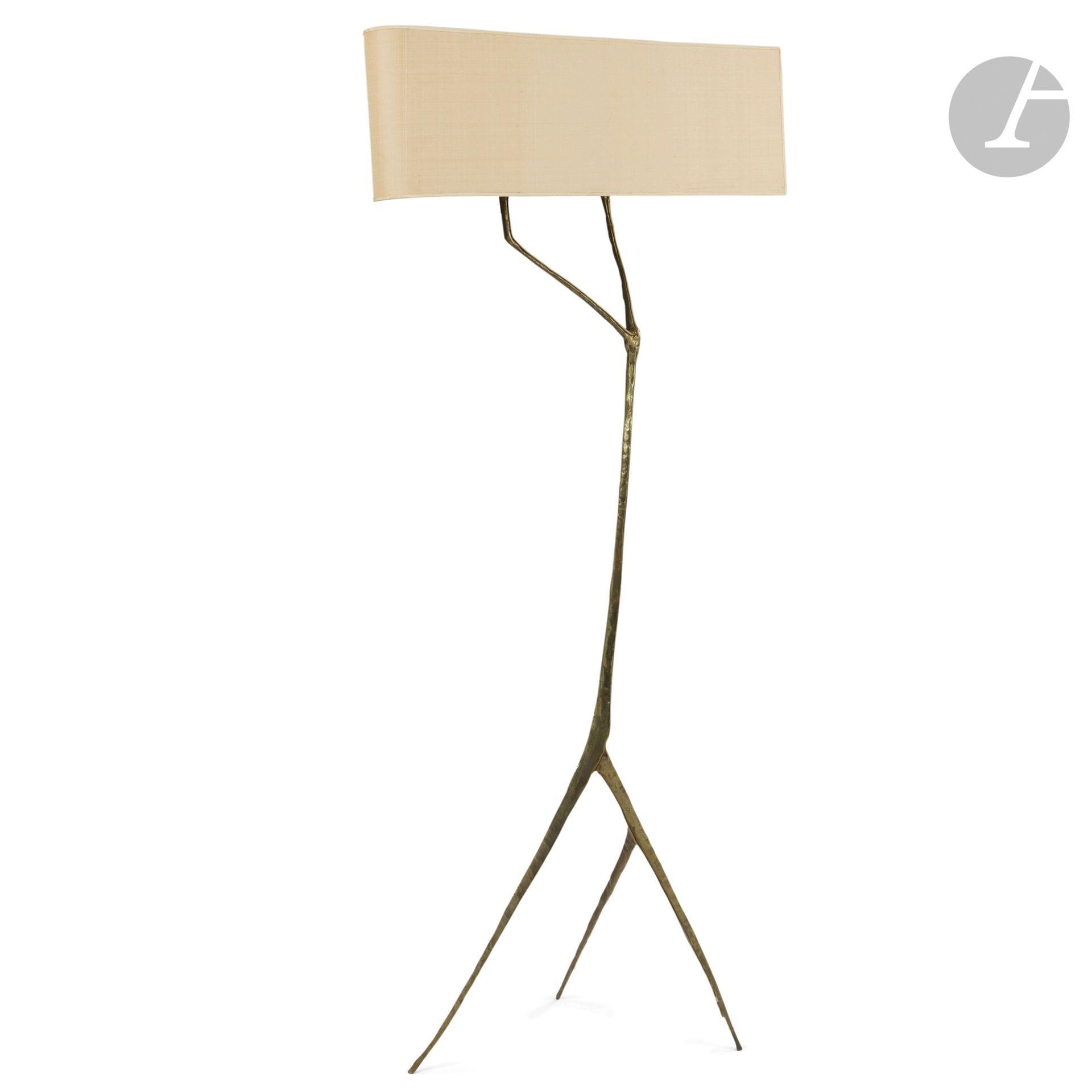 FÉLIX AGOSTINI (1910-1980)
Caracalla, le modèle créé en [1959]
Très rare lampadaire à deux lumières.
Épreuve en bronze doré.
Les deux bras de lumière recevant un premier abat-jour oblong en rhodoïd et un second, garni de tissu, en V. 
Édition ancienne des années 1960.
Usures et oxydations à la dorure, l’abat-jour oblong en mauvais état. 
Signé F. AGOSTINI en partie haute de l’un des trois pieds. 
Hauteur: 167cm – Longueur: 66cm – Largeur: 57,5cm

Important:
Nous remercions Mme Dominique Kerguenne, fille de l’artiste, pour les informations qu’elle nous a livrées au sujet de cette œuvre.

Exposition:
Félix Agostini – Galerie J. Cusin, Mougins, du 4 août au 3 septembre 1961. Un modèle identique fut présenté lors de cette exposition et servit de modèle pour l’affiche dédiée.

Bibliographie: 
Félix Agostini by Charles Paris, Amour, volume 2 – Catalogue commercial de la Maison Charles, Paris, 2016. Un dessin de notre modèle reproduit page 18 sur une affiche de la galerie J. Cusin à Mougins portant sur une exposition consacrée à l’artiste du 4 août au 3 septembre 1961.