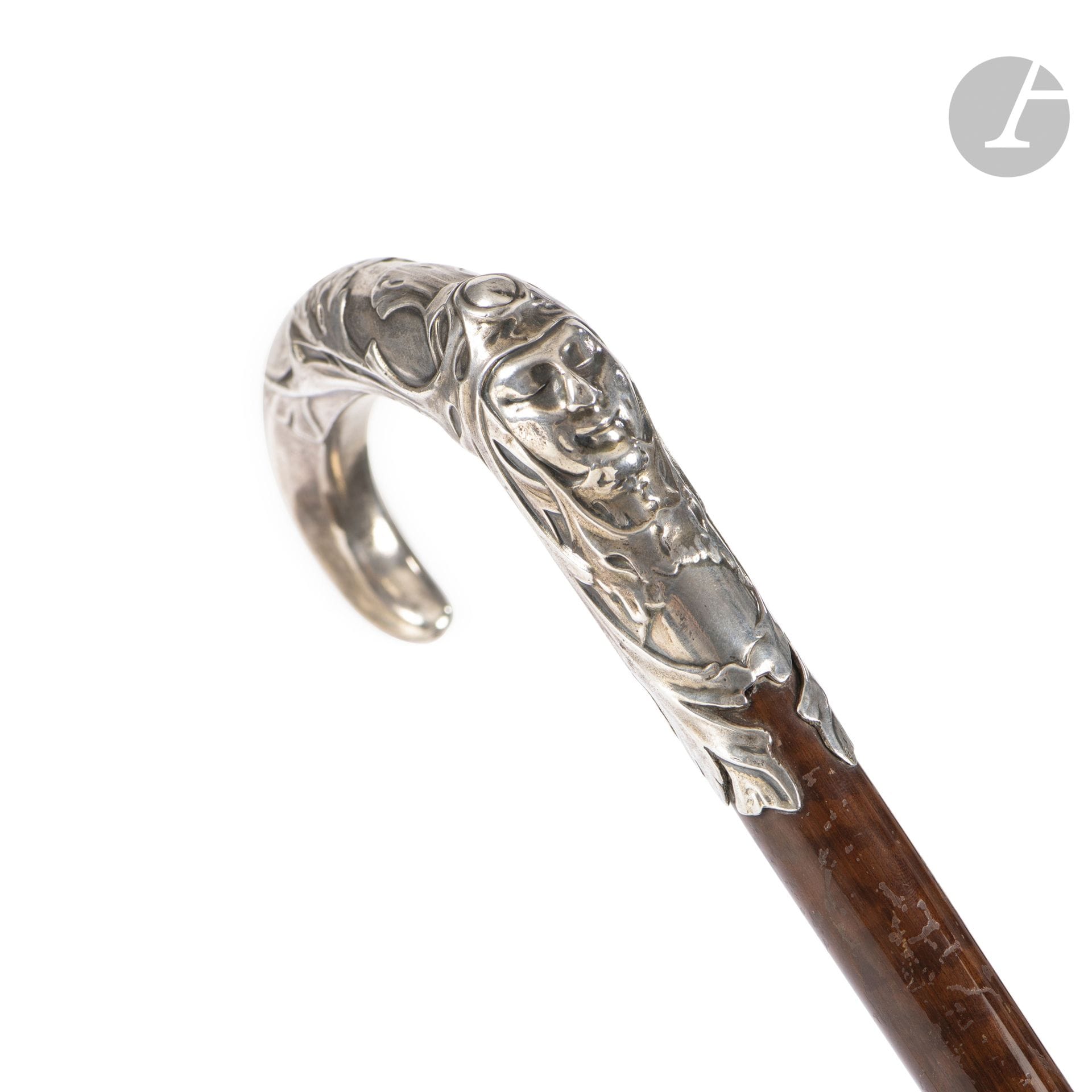LUCIEN-AMÉDÉE GAILLARD (1861-1942)
Head of a Sylvester woman, circa 1900-1902
Cane knob.
Silver-plated.
Mounted on a turned and carved wooden cane.
Indentation at the tip of the nose.
Bears the hallmarks of Master Goldsmith (illegible) and guarantee.
Height: 9cm - Length: 10.7cm
Total cane height: 87.5cm
Gross weight: 298g