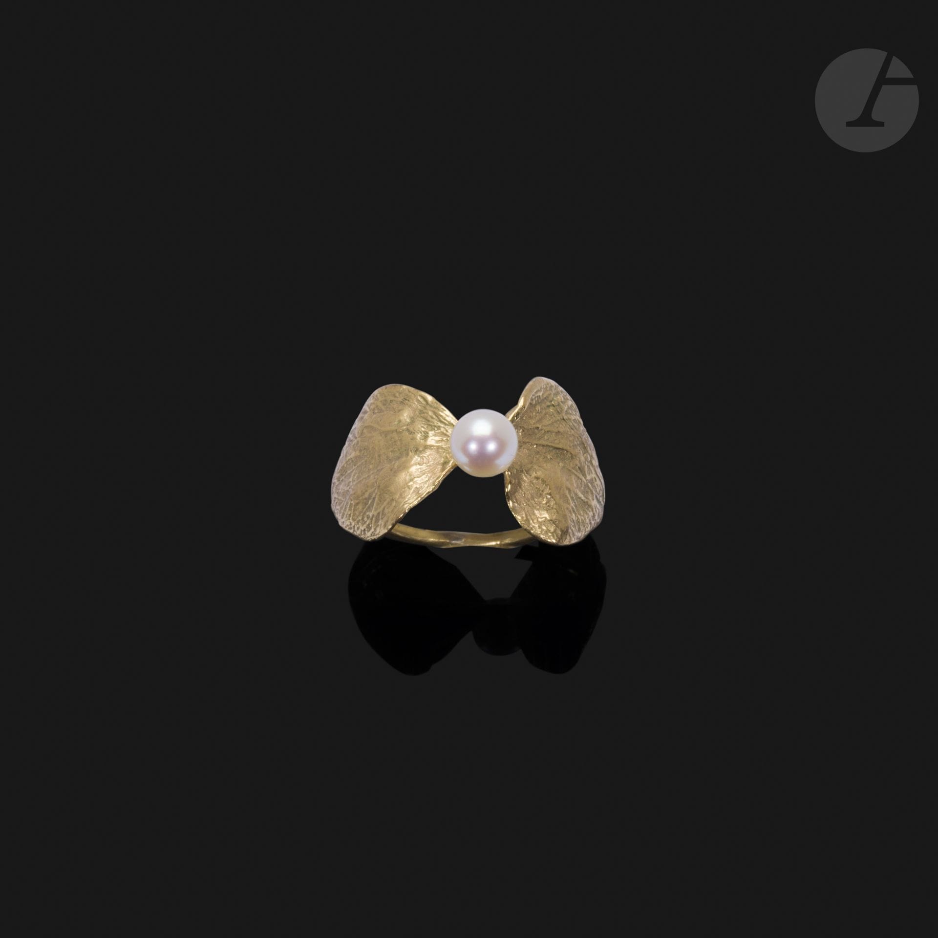 CLAUDE LALANNE (1925-2019)
Hortensia, notre bijou en date du 2 novembre 1990 et numéroté12/250
Bague.
Bronze doré, perle de culture.
Édition Artcurial.
Présentée dans son écrin d’origine.
Signée du cachetC. LALANNE au revers d’une des feuilles; marquée du cachet ARTCURIAL et numérotée 12/250 au revers de l’autre feuille.
Tour de doigt: 53cm

Important:
Le certificat d’origine établi par Artcurial le2 novembre 1990 sera remis à l’acquéreur.

Provenance:
Collection particulière, Paris XVI.