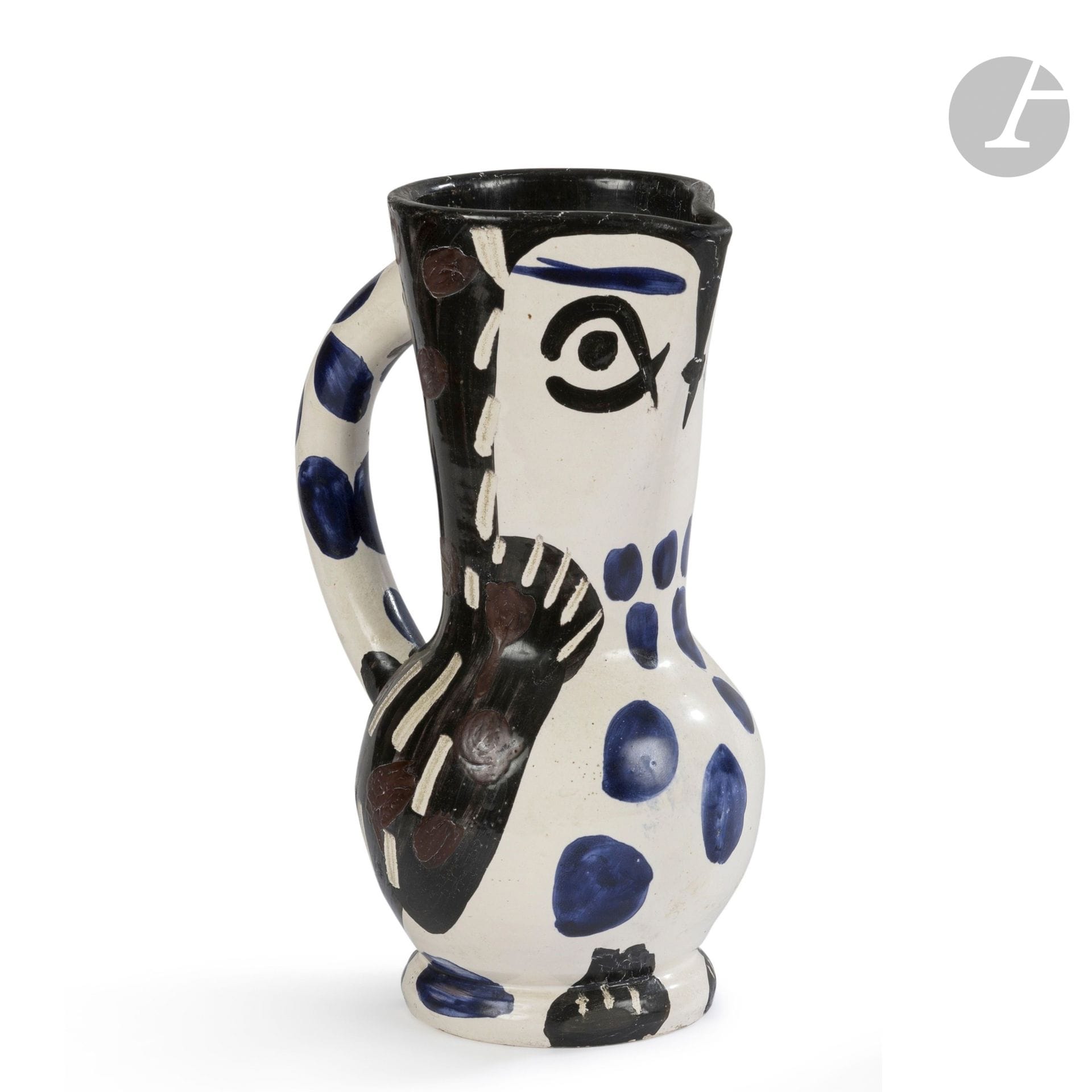 PABLO PICASSO (1881-1973) & ATELIER MADOURA
Cruchon Hibou, modèle créé en [1955]
Pichet tourné.
Réplique authentique limitée, éditée et réalisée à cinq cents exemplaires réalisés chez Madoura.
Épreuve en terre de faïence blanche, le décor aux engobes, gravé au couteau sur émail blanc; noir, bleu, brun.
Porte les cachets en creux D’après PICASSO et MADOURA Plein Feu sous la base.
Hauteur: 26,5cm

Bibliographie:
Alain Ramié - Picasso, catalogue de l’œuvre céramique édité 1947-1971 - Éditions Madoura, 1988. Modèle identique reproduit page 152 et référencé sous le numéro 293.