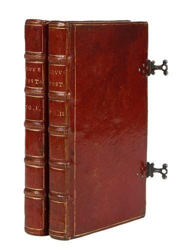 [BIBLE]. Le Nouveau Testament De Nostre Seigneur Jesus Christ, Traduit en François Selon l'édition Vulgate, avec les différences du Grec.- Les Epistres de S. Paul. Les Epistres canoniques. L'Apocalypse. Mons: Gaspard Migeot, 1688. - 2 volumes in - 12, 364 pp., (4 ff.); 280 pp., (4 ff.). Maroquin rouge, filet doré en encadrement sur les plats, dos à nerfs orné de filets dorés, roulette dorée intérieure, doublures et gardes de papier bordeaux décoré de rinceaux dorés, tranches dorées sur marbrure, fermoirs en laiton (reliure de l'époque). Delaveau - Hillard, Bibles imprimées du XVe au XVIIIe siècle, n° 4167. Édition du Nouveau Testament dans la version de Port - Royal. On trouve parfois des planches ajoutées qui ne figurent pas ici. Très bel exemplaire en maroquin rouge de l'époque, complet des fermoirs stylisés en laiton. Exemplaire court de marges, avec atteinte à quelques notes.
