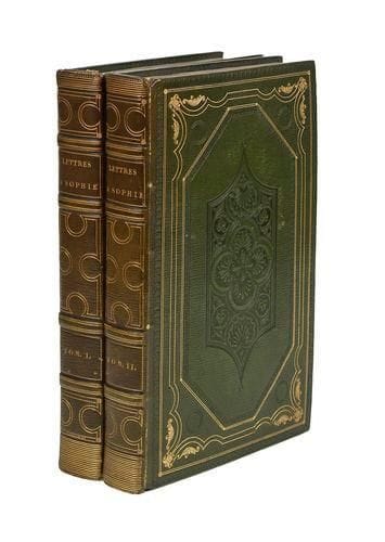 MARTIN (Louis - Aimé)
Lettres à Sophie sur la physique, la chimie, et l'histoire naturelle...avec des notes par M. Patrin, de l'Institut. Paris: Lefèvre, 1822.- 2 volumes in - 8, xxiij, 455 pp., 2 pl.; (2 ff.), 428 pp., 4 pl. Maroquin vert, plaque restauration à froid au centre des plats entouré d'un cadre octogonal formé d'une roulette à froid bordée d'un double filet doré, double cadre extérieur, le premier formé d'une roulette à froid bordée d'un double filet doré, le second composé d'un double filet droit et courbe serti aux angles de motifs de feuilles stylisées, dos à nerfs orné de filets droits et courbes, filets dorés, feuilles stylisées et roulette à froid à l'intérieur, doubles gardes de parchemin, tranches dorées (Simier R. du Roi). Nouvelle édition, corrigée et augmentée, illustrée de 6 planches gravées sur cuivre et en couleurs. Superbe reliure de René Simier, exécutée pour l'exposition de 1823 comme le signale une étiquette dans le premier volume. L'exemplaire provient de la riche bibliothèque de René Descamps Scrive, avec son ex - libris (cat. II, 1925, n° 362). Léger accroc à la coiffe de tête du premier volume. Rousseurs.