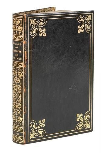 MILLAC
Histoire de France depuis les Gaulois jusqu'à nos jours. Paris: Ildefonse Rousset, Abel Ledoux, 1843.- In - 16, front., (2 ff.), 258 pp., couverture imprimée. Maroquin bleu nuit à long grain, plats ornés d'un encadrement avec motifs stylisés et fleur de lys aux angles, dos lisse orné, roulette dorée en encadrement à l'intérieur, doublures et gardes de soie moirée mauve, doubles gardes, tranches dorées, couverture et dos conservés (Vermorel). Vicaire, V, 856. Édition originale de cette charmante publication romantique, illustrée de nombreuses compositions gravées sur bois d'après H. Harrison dont une en frontispice et 10 à pleine page. Très bel exemplaire relié en plein maroquin par Vermorel, complet de la couverture, provenant de la collection de Paul Gavault, avec ex - libris. Craquelures aux charnières.