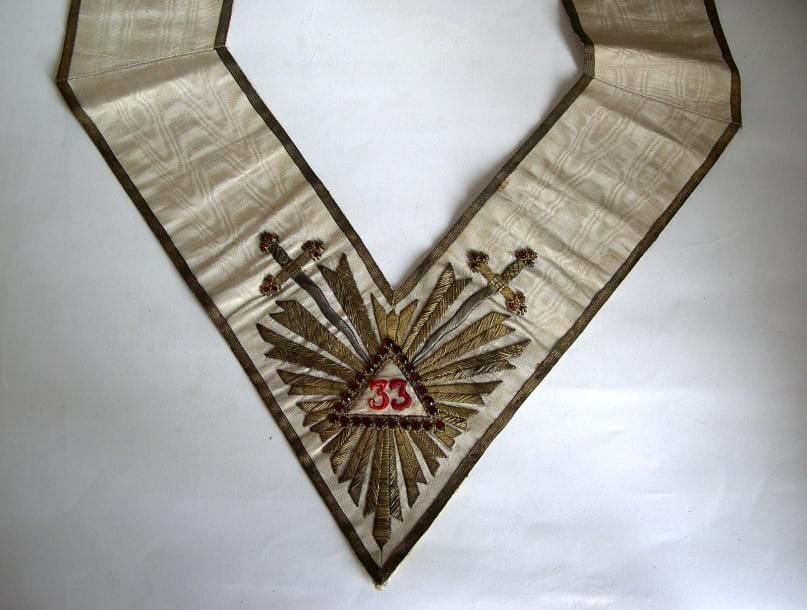 Sautoir du 33°, moire crème brodée de fils dorés et pierres de couleur. 19è. 