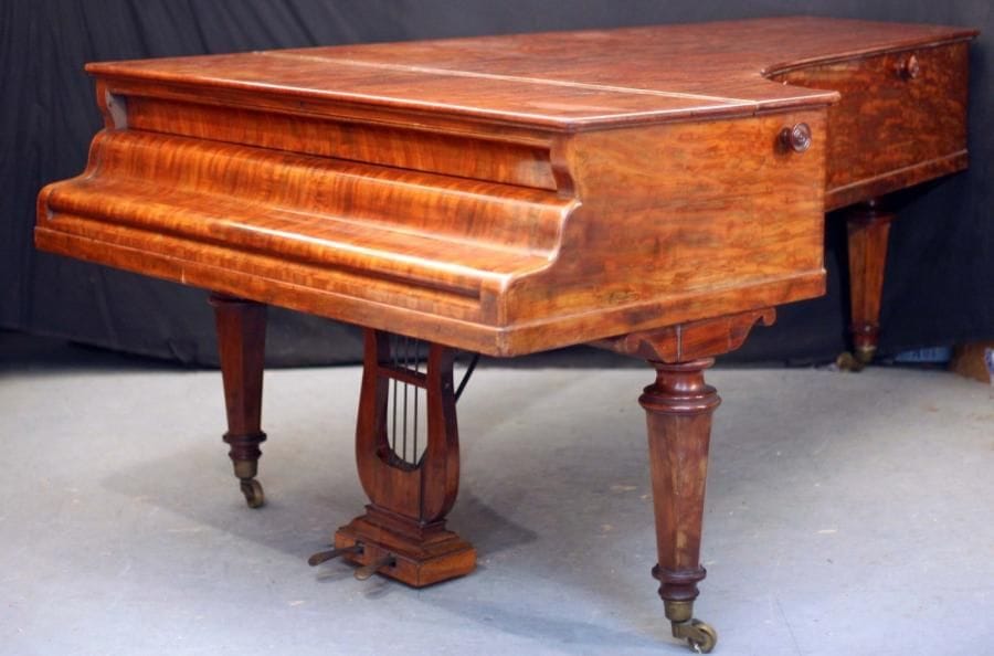 Piano ERARD de concert acajou milieu XIX° Cadre métallique composite à six barres. Cordes parallèles, mécanique à double échappement Clavier ivoire de sept octaves, 85 notes La - La Grand Modèle, n°25185, Paris millésime 1852 Bel Acajou moiré Longueur 240 cm x Largeur 140 cm Partie harmonique indemne, re-chevillé. Instrument en superbe état d'origine. Ce remarquable piano à queue grand modèle est contemporain de l'instrument fabriqué pour F.Liszt, et livré à Weimar en 1852