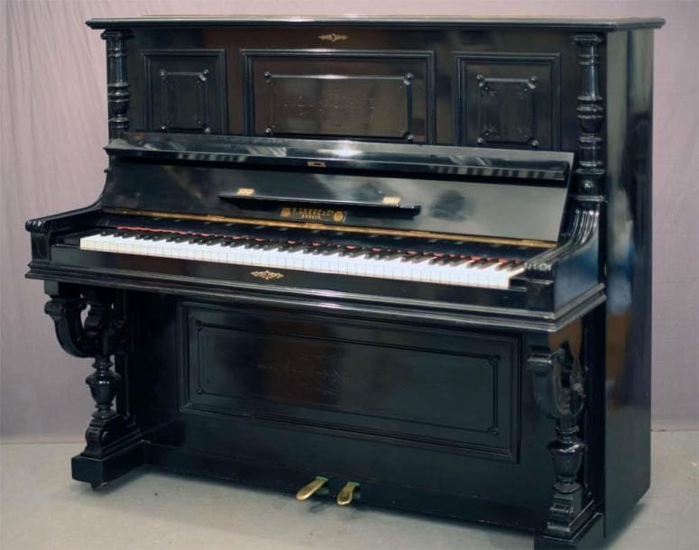 Piano droit O.LANGE noir Cadre fonte métallique recouverte. Cordes croisées Clavier ivoire de sept octaves Fait à Berlin, 1912 Hauteur 132 cm x Largeur 152 cm Partie harmonique intacte, garnitures fraiches. Instrument en très bon état, chevilles neuves. Piano du haut de la gamme, puissant, équilibré