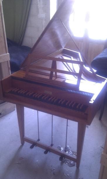 CLAVECIN Julius WAHL à Palo Alto, Californie: 1878-1955. Un des pionniers du clavecin moderne aux U.S.A. Plaqué citronnier. 4 octaves ½: Do- Fa. 3 pédales  L: 148 cm x l: 87 cm. Très bon état. Ancienne collection Bjarnie Dahl à Los Altos (Californie)