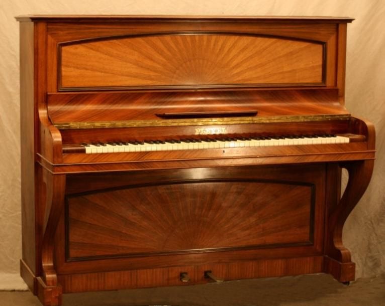 Piano droit PLEYEL P 1 en Palissandre Cadre en fonte pleine tourillonnée Cordes croisées Clavier ivoire de 88 notes Modèle P 1, n°191241, Paris, 1931 Placage de Palissandre en éventail Hauteur 131 cm x Largeur 157 cm Partie harmonique intacte, garnitures correctes. Excellent instrument en bon état général. Piano mythique de la grande maison, peut-être le meilleur piano droit jamais construit