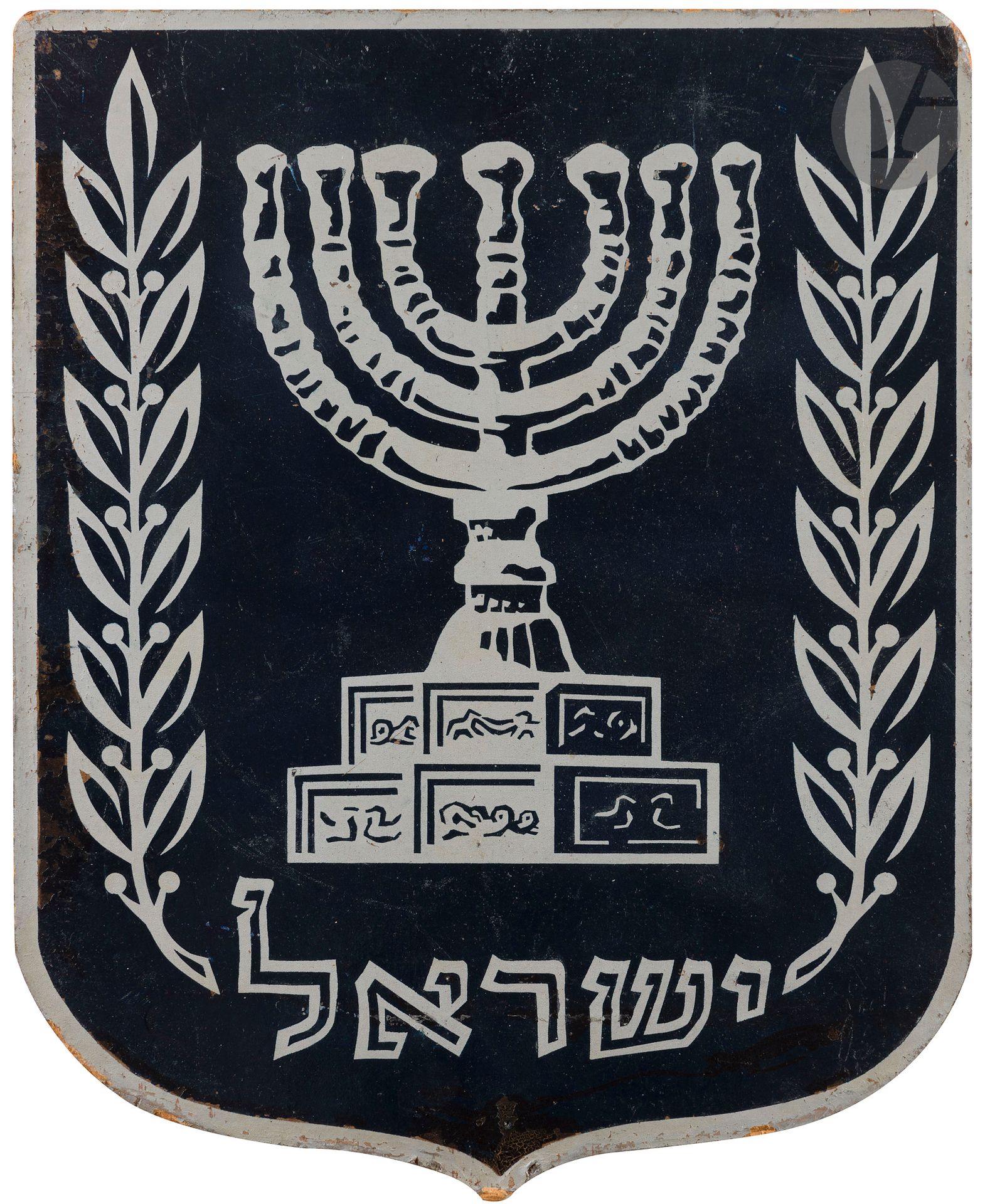 [ISRAËL]
Armoiries de l’État d’Israël.
Pochoir sur isorel.
Circa 1950-1960. 
42 x 34 cm
Petits manques, en particulier aux coins.
Cet emblème conçu par les frères Gabriel et Maxime Shamir a été choisi dès septembre 1949 pour devenir l’emblème officiel de l’État d’Israël.


 

Mots clés :
judaïca, juif, juive, hébreux, rabbins, jewish, torah, hebrew, hebraica, judaisme, synagogue, sionisme, pessah, pessach, haggada, haggadah, hagada, hagadah, passover, menora, menorah, hannuka, hannuca, hannoucca, hanouccah, torah, juden, israélite, Israël, antisemitism, antisémitisme, dreyfus, meguila, sepharade, sefarad, ketouba