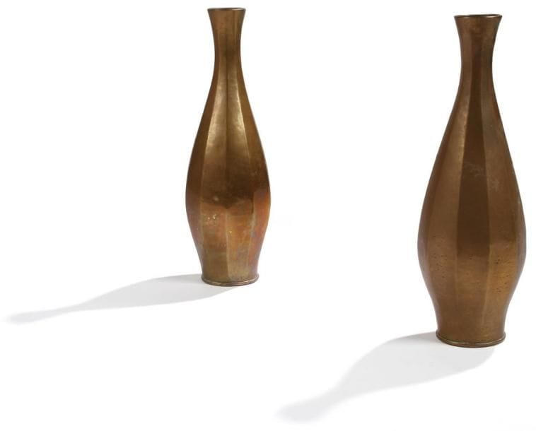Liberato ZOLA (actif entre 1914 et 1932)
Paire de hauts vases piriformes à facettes.  Épreuves en dinanderie de laiton réalisées sur la base d'obus.  Signés L. ZOLA et datés 1919 gravés vers la base.  Hauteurs : 39 cm
