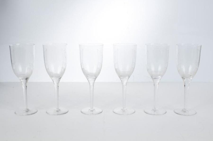 Marc LALIQUE pour CRISTAL LALIQUE
Ange d'après Sourire de Reims de René Lalique. Suite de six flûtes à champagne en cristal.  Vendues dans leur emboîtage d'origine marqué LALIQUE 11 rue Royale. . Signature LALIQUE France gravée sous chaque pièce.  Hauteur : 20,5 cm