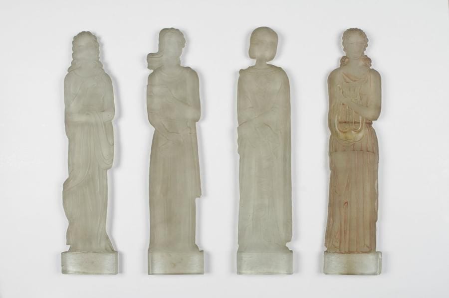 Dans le gout de LALIQUE
Tragédie, Comédie, Poésie, Musique
Suite de quatre sculptures d’applique en haut-relief, formant figures allégoriques, réalisées en verre blanc moulé pressé.
Traces de patine sur la représentation de la Musique (femme à la lyre).
Infimes égrenures sur la base de deux des quatre œuvres.
Hauteur : 52,5 cm
