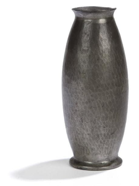 Jean DESPRÉS (1889-1980)
Vase ovoïde à col évasé et reposant sur une base en léger débordement.  Épreuve en dinanderie d'étain à surface martelée.  Signé DESPRES à la pointe sous la base.  Hauteur : 13 cm