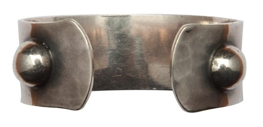 Jean DESPRÉS (1889-1980)
Bracelet, dit d'esclave, en argent à surface entièrement martelée.  Décor d'une demi-sphère en application à chaque extrémité terminée en arc de cercle.  Signée J. DESPRES à la pointe sur l'intérieur et porte le poinçon de titre.  Poids : 78 g. Provenance : Ancienne collection de Madame X. à Avallon (Yonne), oeuvre acquise directement auprès de l'artiste.