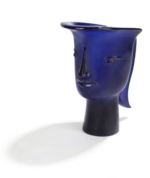 Jean COCTEAU (1889-1963) Sculpteur & DAUM France Verrier
King Athamas. Broc en pâte de verre bleu nuit.  Rehauts polychromes vers les yeux.  Épreuve d'artiste numérotée 2/EA sous la base.  Signé Jean COCTEAU à l'étoile gravé vers la base et porte le cachet DAUM France.  Hauteur : 25 cm